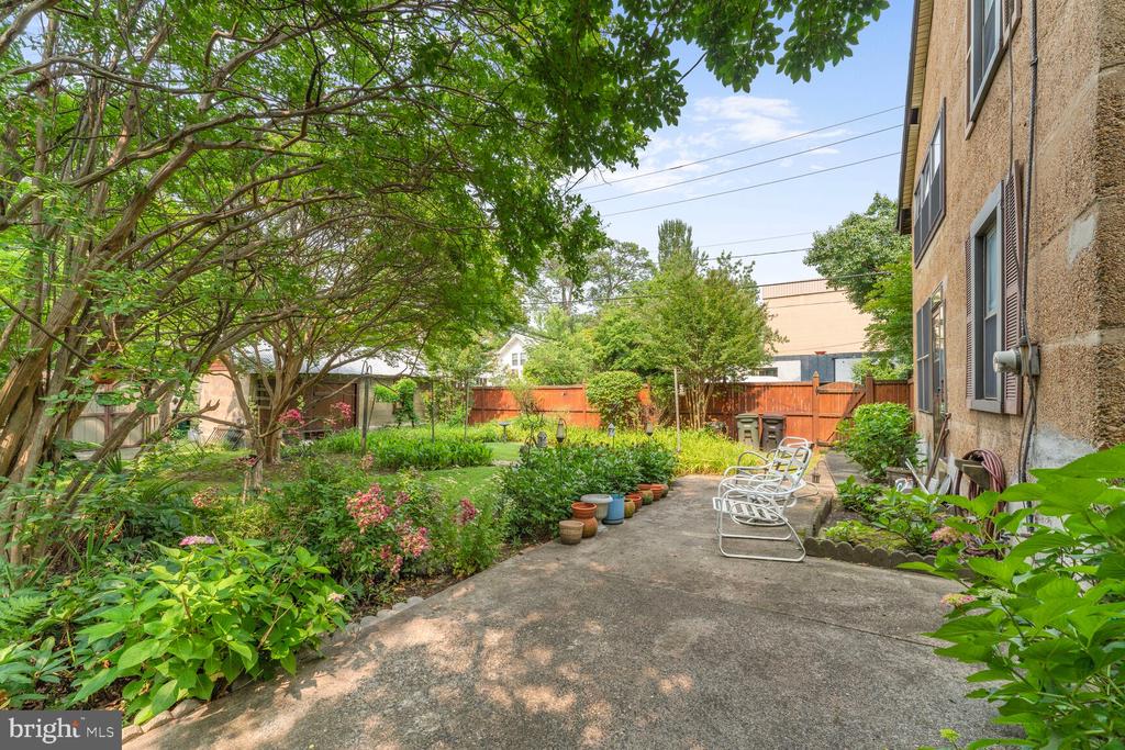Arlington, Virginia, 22202, United States, 3 Bedrooms Bedrooms, ,1 BathroomBathrooms,Residential,For Sale,1904422
