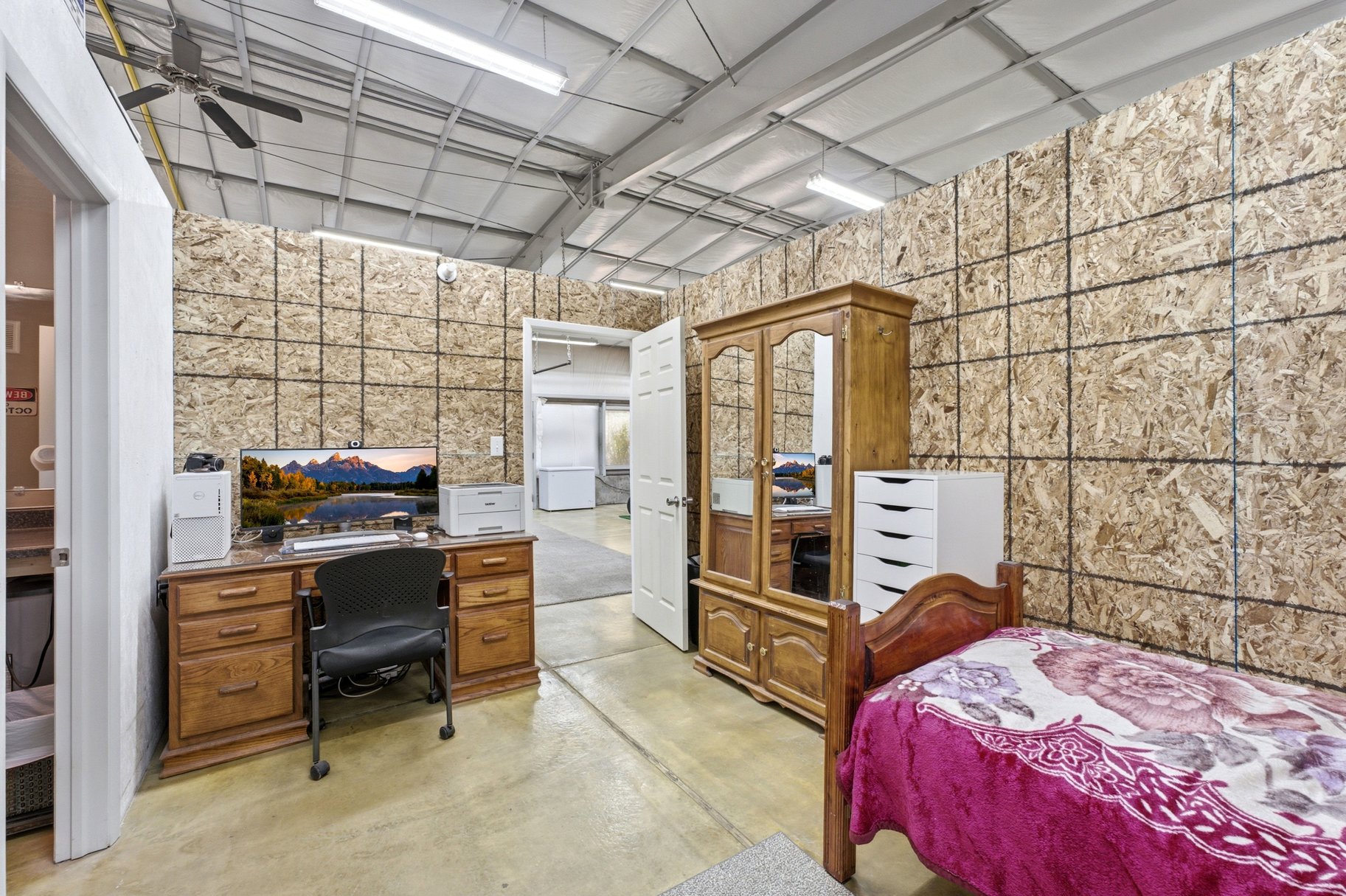  Custom Home with a 2400 Square Foot Shop with Plumbing and Electricity - 物件實景