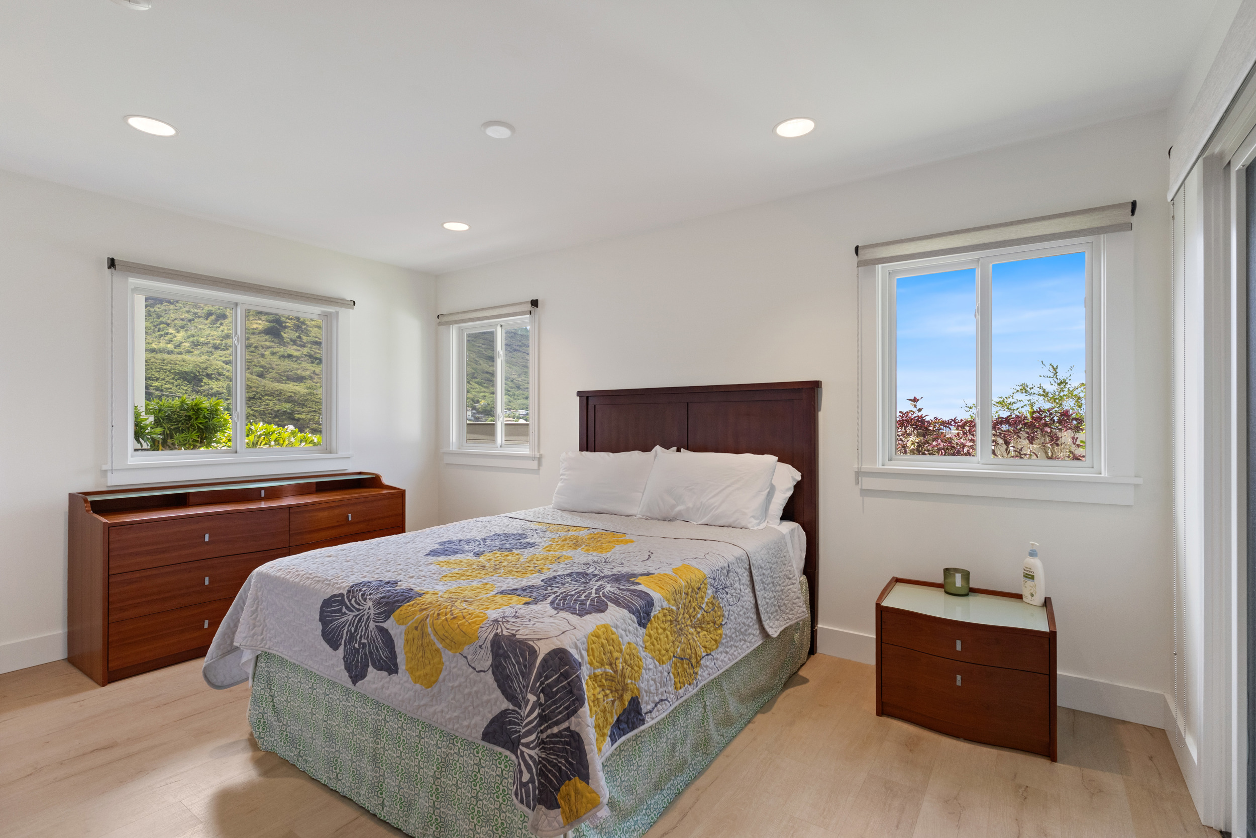 Honolulu, Hawaii, 96821, United States, 3 Bedrooms Bedrooms, ,3 BathroomsBathrooms,Residential,For Sale,1975355