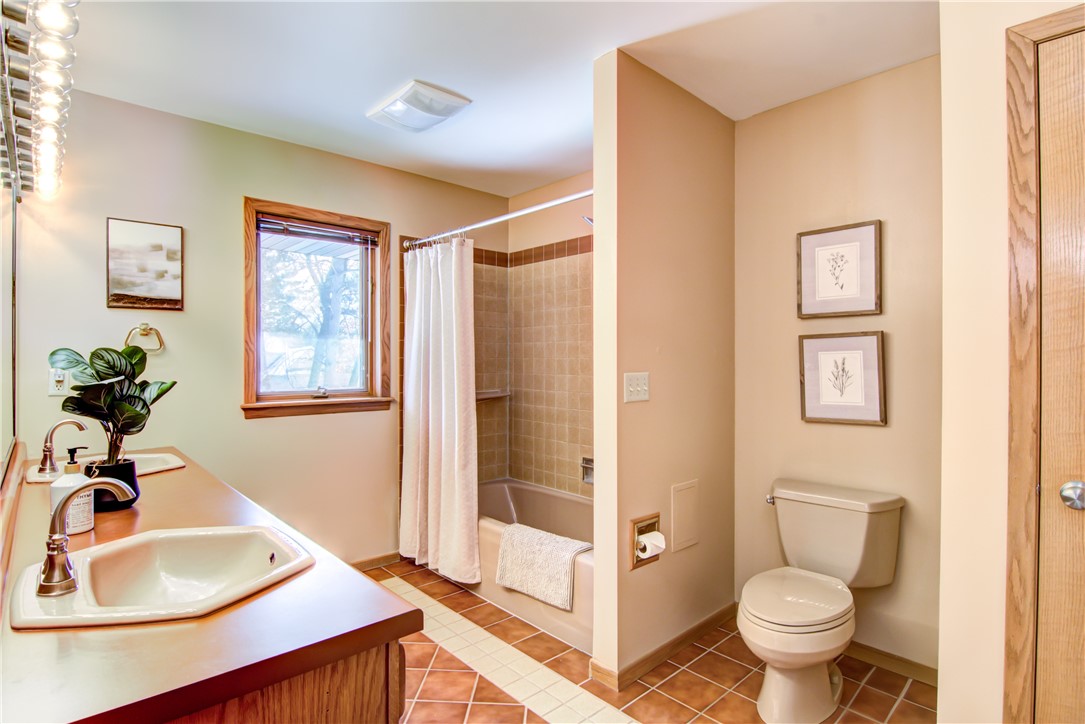 Eau Claire, Wisconsin, 54701, United States, 5 Bedrooms Bedrooms, ,4 BathroomsBathrooms,Residential,For Sale,1841509