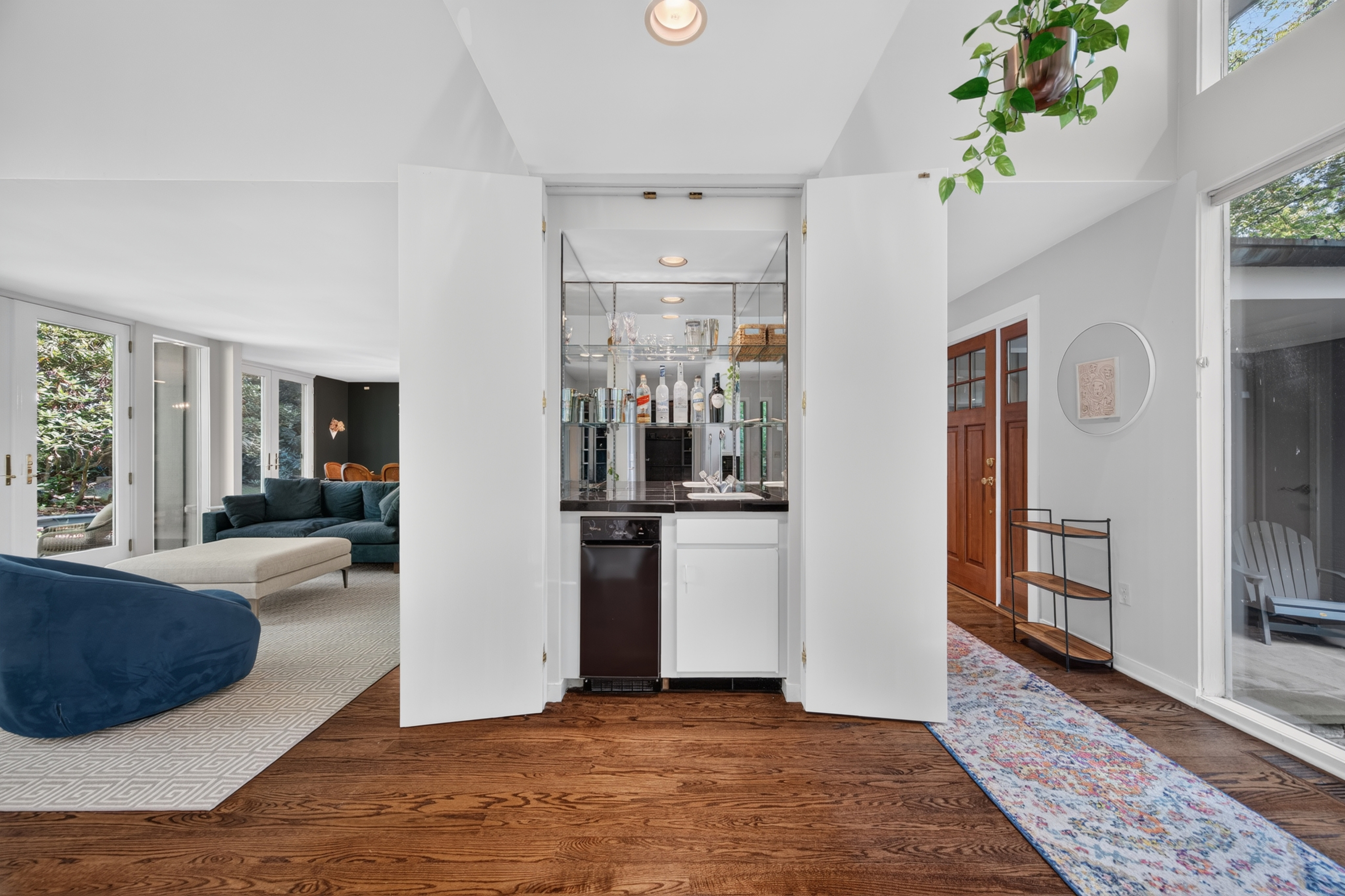  Immaculate Home with Classic Versatile Design Offers Privacy - 物件實景