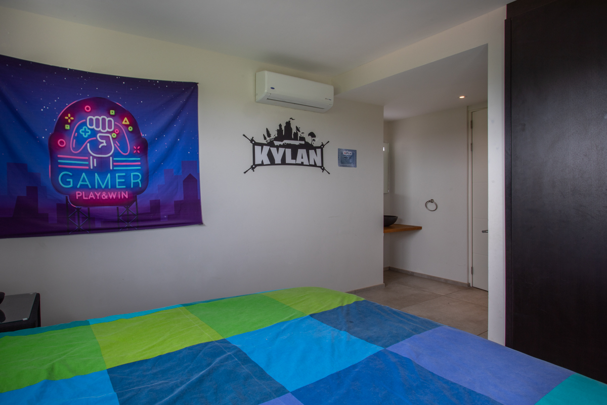 Jan Sofat, CW, 2 Bedrooms Bedrooms, ,2 BathroomsBathrooms,Residential,For Sale,1752587