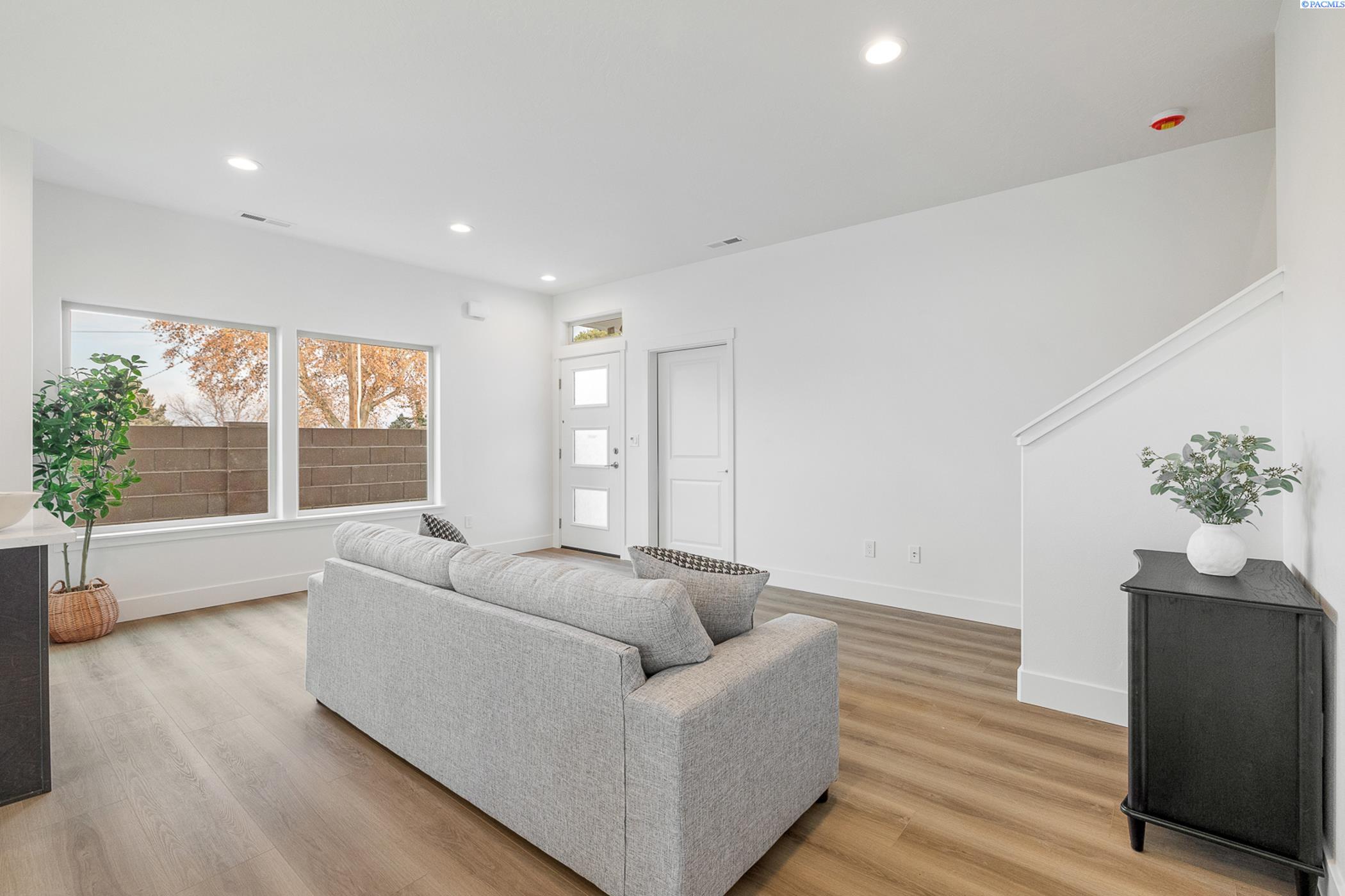 Kennewick, Washington, 99337, United States, 7 Bedrooms Bedrooms, ,Residential,For Sale,1949661