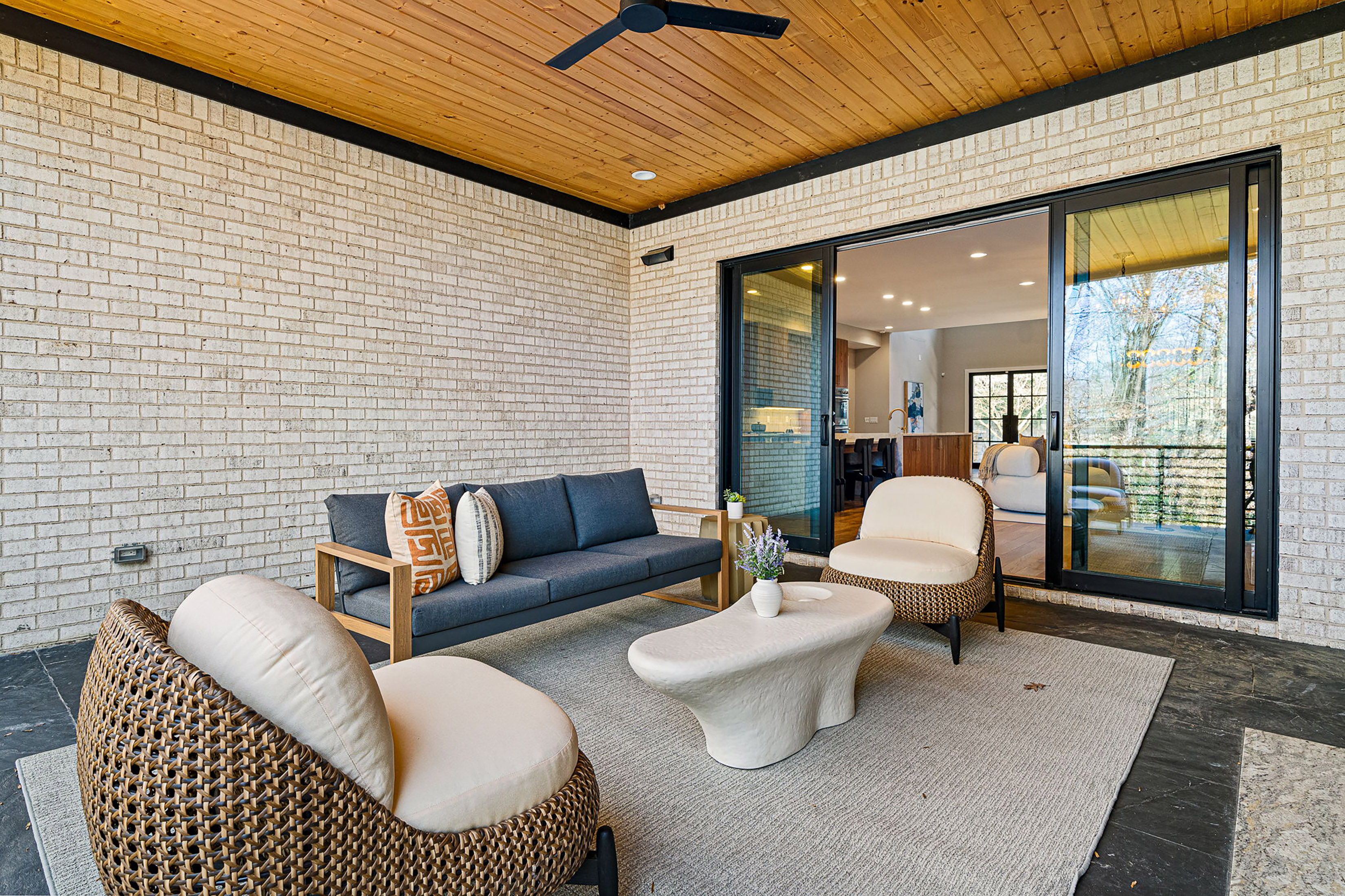  Striking Three Story Custom-built Home Redefines Modern Luxury - 物件實景
