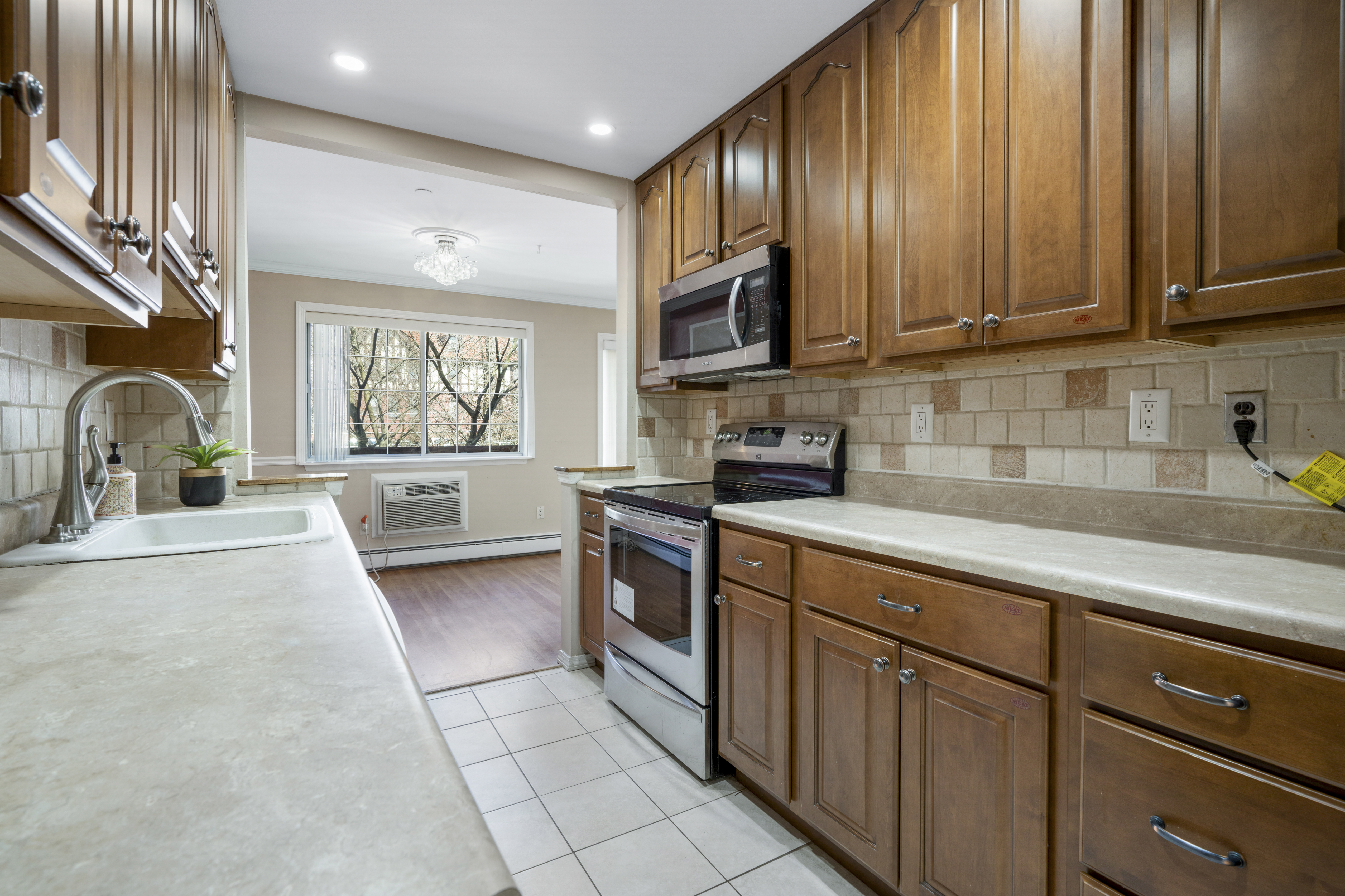  Two-Level Townhouse in White Plains - 物件實景
