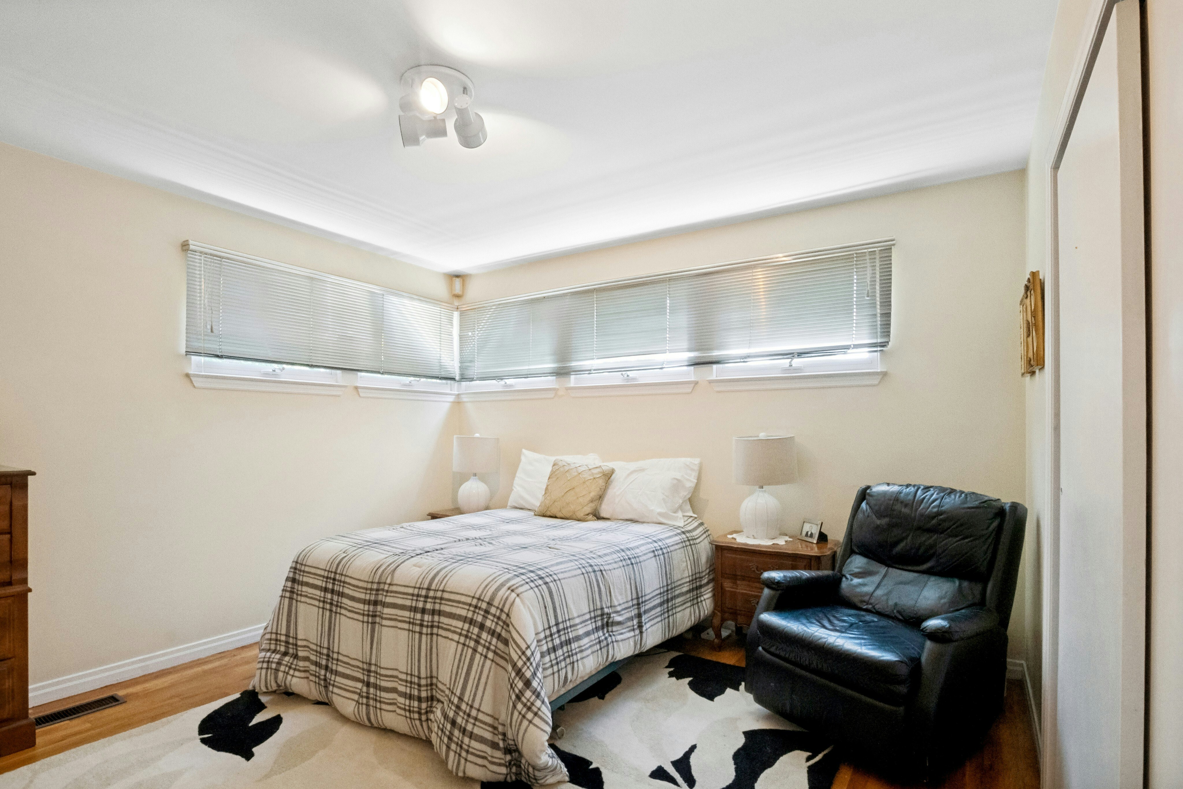  Charming three-bedroom, two bath ranch feels like home the moment you walk in - 物件實景