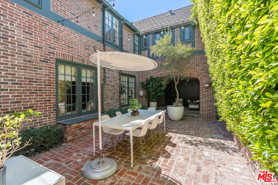 Los Angeles, California, 90020, United States, 5 Bedrooms Bedrooms, ,5 BathroomsBathrooms,Residential,For Sale,1939583