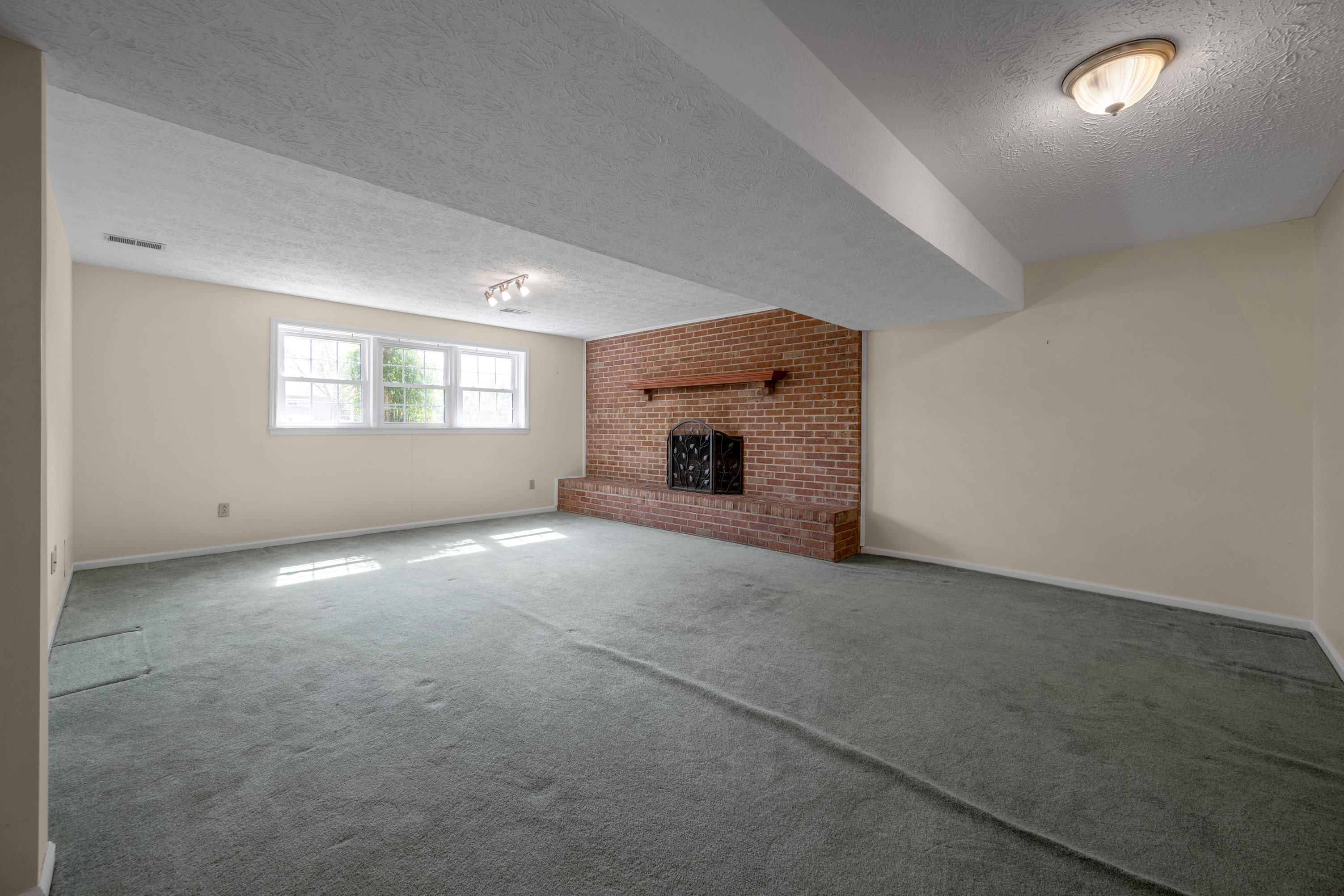  4368 Clemens Drive - 物件實景