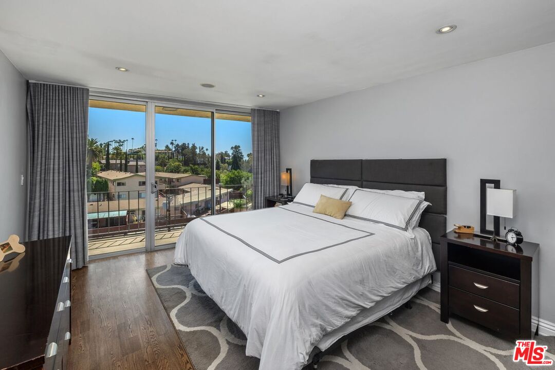 Los Angeles, California, 90068, United States, 2 Bedrooms Bedrooms, ,2 BathroomsBathrooms,Residential,For Sale,1939987