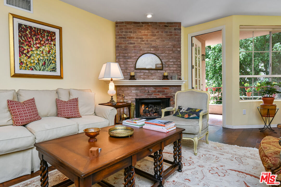 Sherman Oaks, California, 91403, United States, 2 Bedrooms Bedrooms, ,3 BathroomsBathrooms,Residential,For Sale,1951030