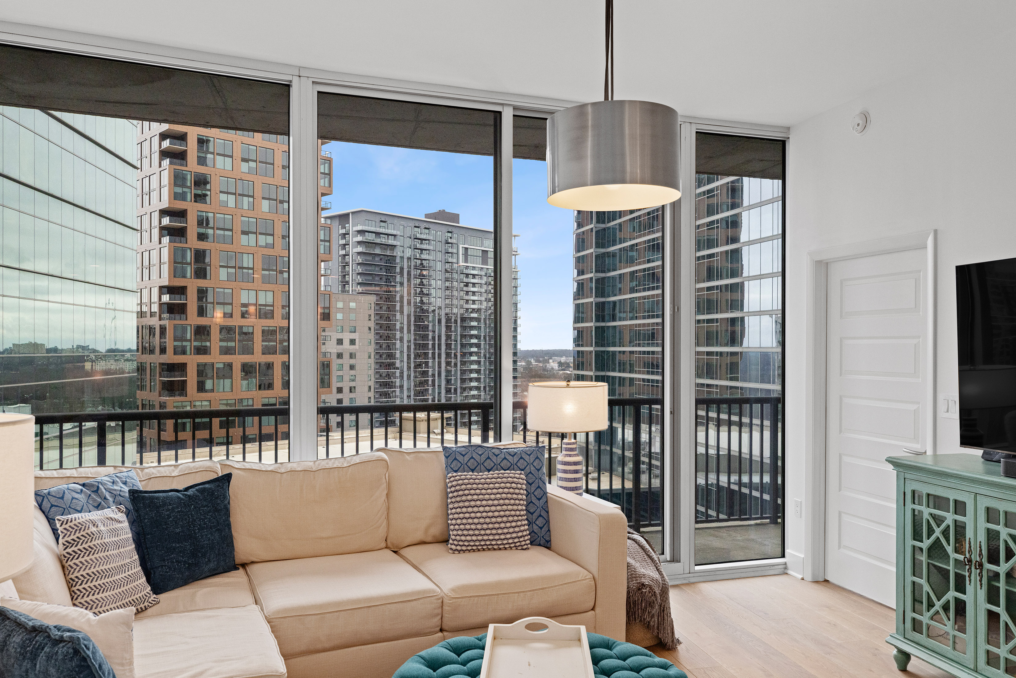  Exceptional Condo Offer Offers an Array of Amenities in a Prime Location - 物件實景