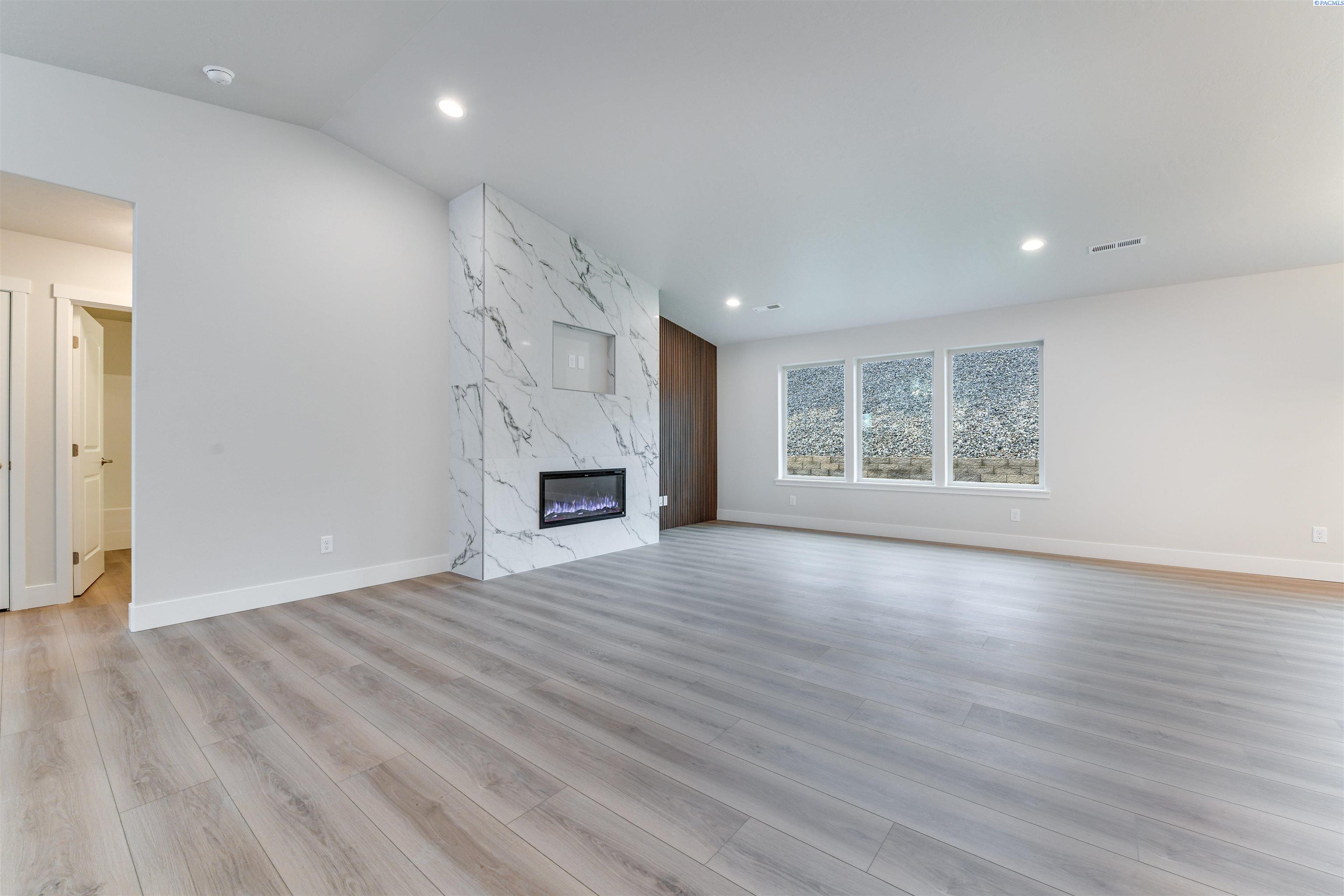 Kennewick, Washington, 99338, United States, 4 Bedrooms Bedrooms, ,1 BathroomBathrooms,Residential,For Sale,1933332