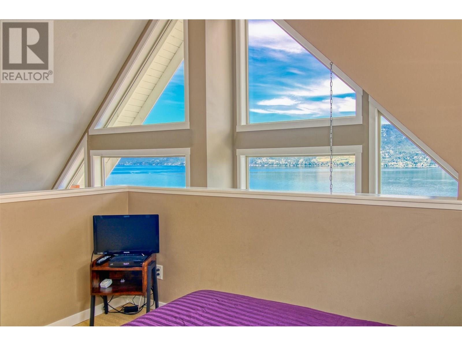 KELOWNA, British Columbia, V1Z 3R8, CA, 3 Bedrooms Bedrooms, ,2 BathroomsBathrooms,Residential,For Sale,1892697