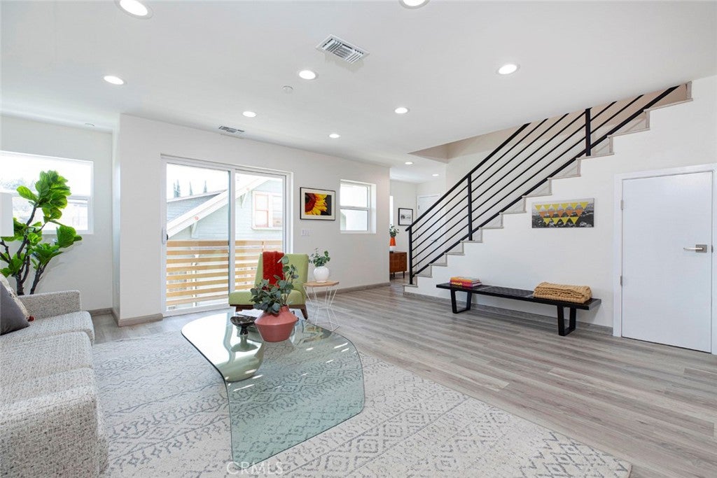 Los Angeles, California, 90027, United States, ,Residential,For Sale,1938959