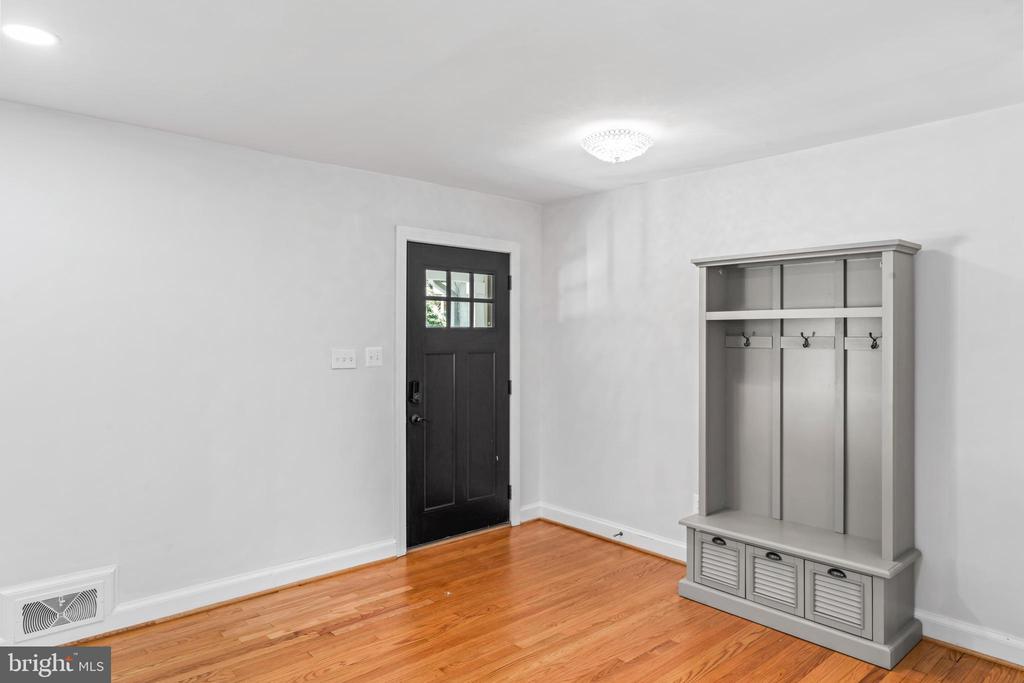 Falls Church, Virginia, 22043, United States, 5 Bedrooms Bedrooms, ,3 BathroomsBathrooms,Residential,For Sale,1977846