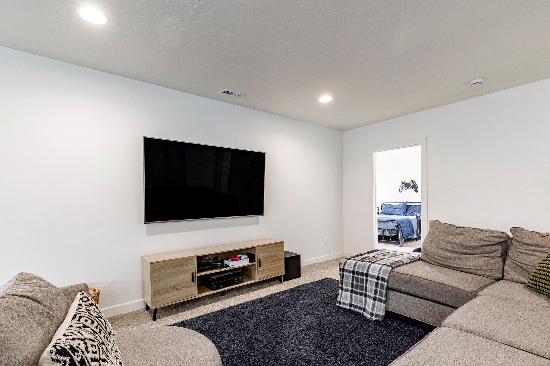  Spacious rambler with ADU. Open design and backyard made for living. - 物件實景