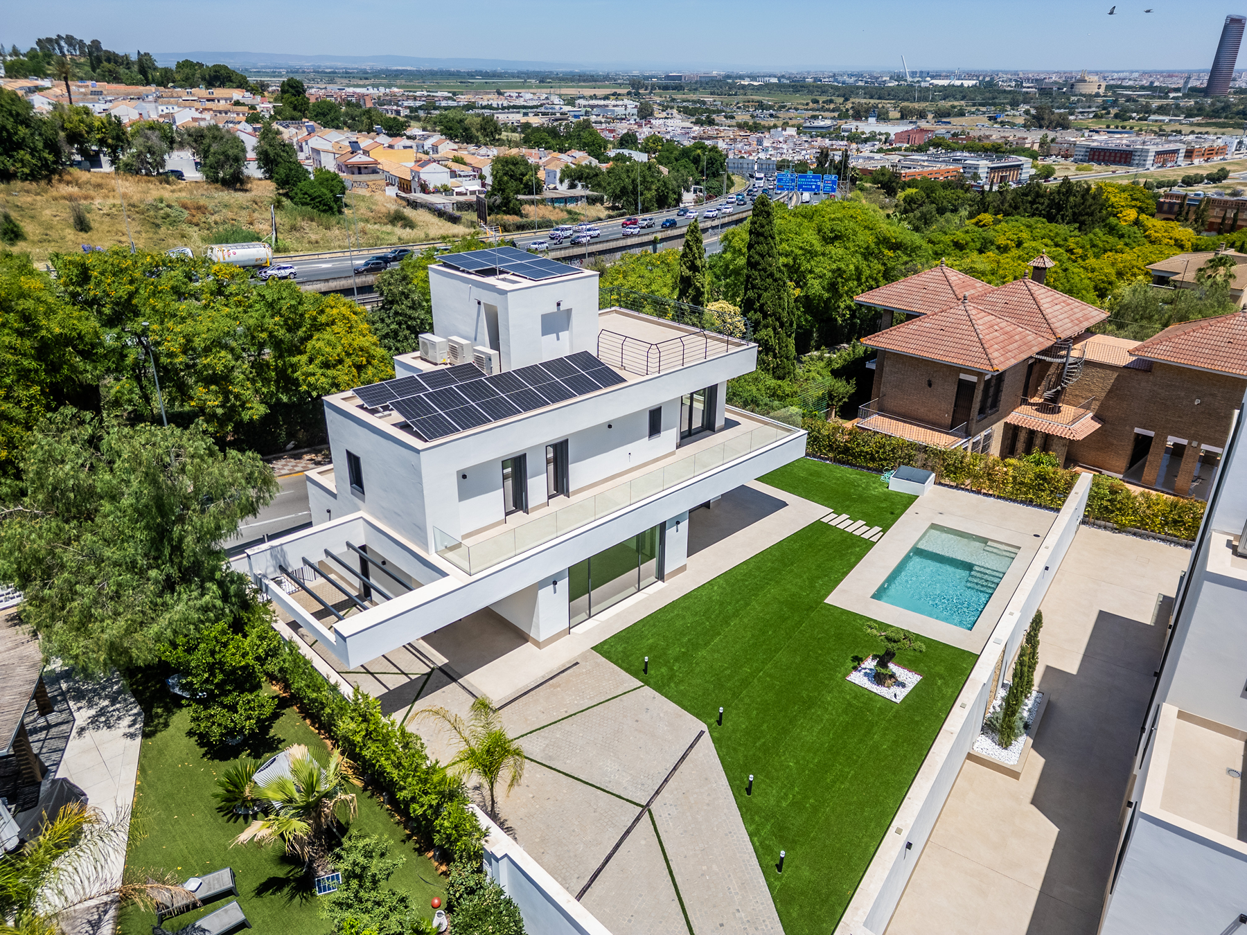  Detached villa with pool in private development in Tomares - 物件實景