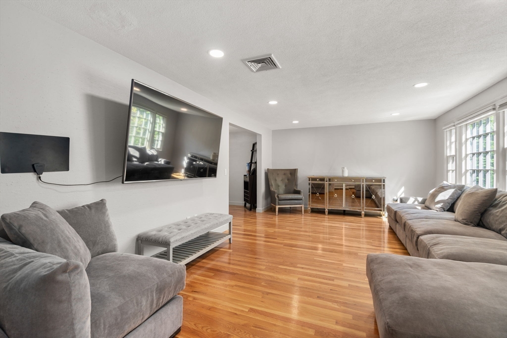 Framingham, Massachusetts, 01701, United States, 4 Bedrooms Bedrooms, ,3 BathroomsBathrooms,Residential,For Sale,1837542
