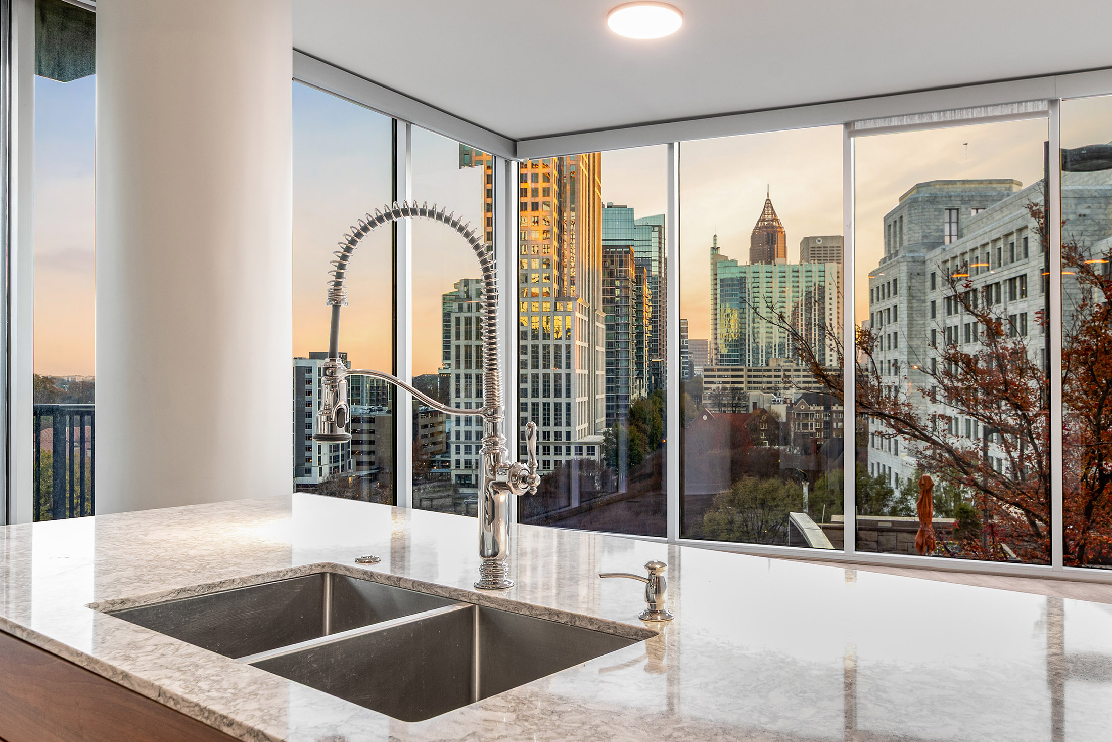  Iconic Intown Living at 1010 Midtown - 物件實景