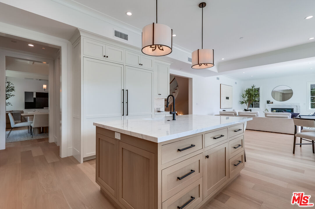Los Angeles, California, 90049, United States, 7 Bedrooms Bedrooms, ,4 BathroomsBathrooms,Residential,For Sale,1912461