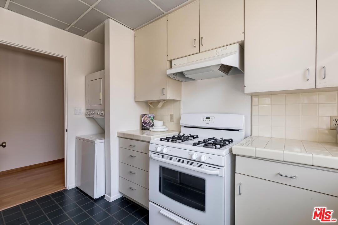 Santa Monica, California, 90403, United States, 2 Bedrooms Bedrooms, ,2 BathroomsBathrooms,Residential,For Sale,2003449