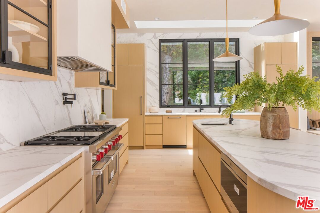 Los Angeles, California, 90049, United States, 5 Bedrooms Bedrooms, ,3 BathroomsBathrooms,Residential,For Sale,1839044