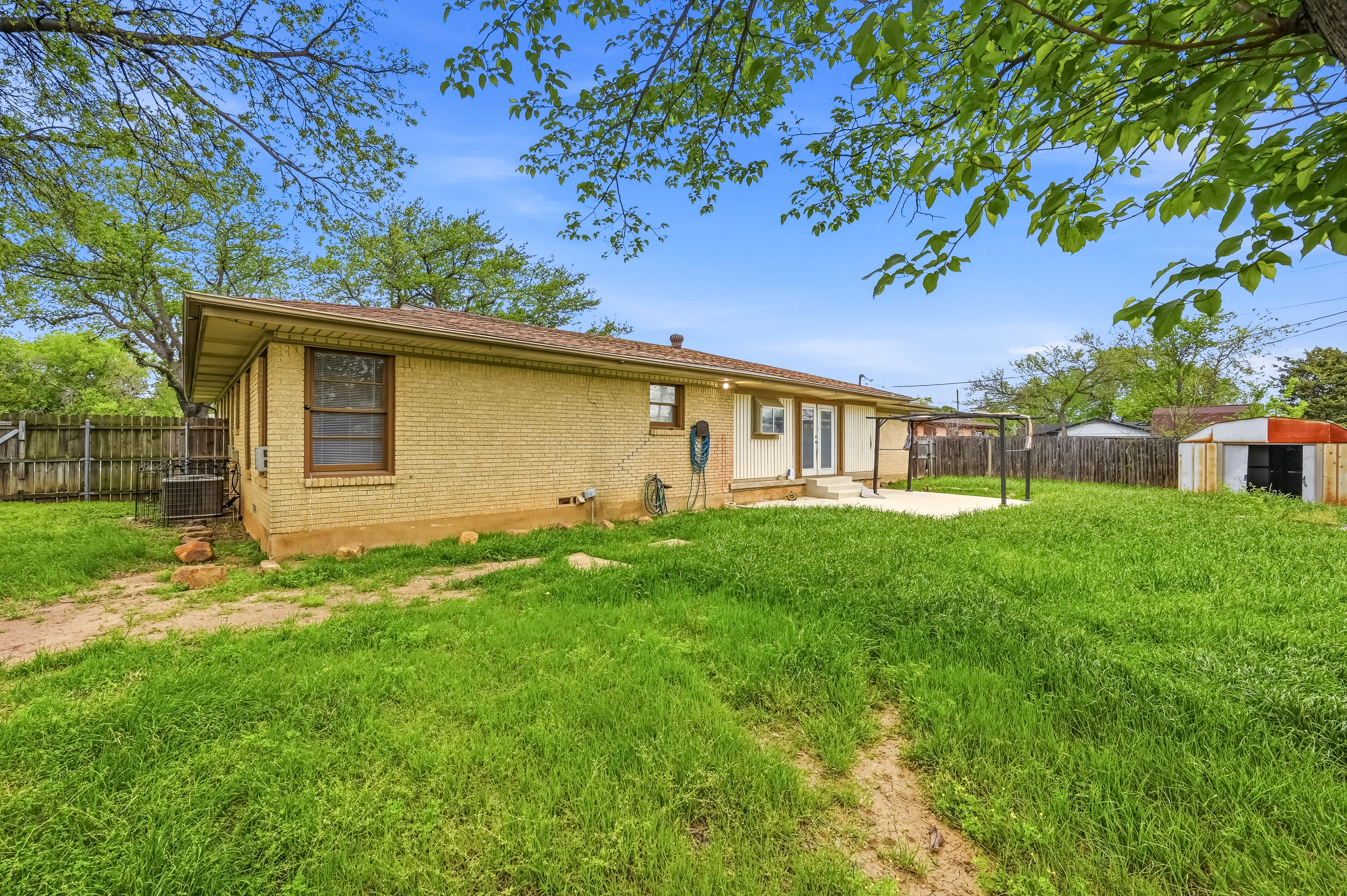  Charming 3-Bed, 2-Bath Single-Family Home with Spacious Living in N R Hills - 物件實景