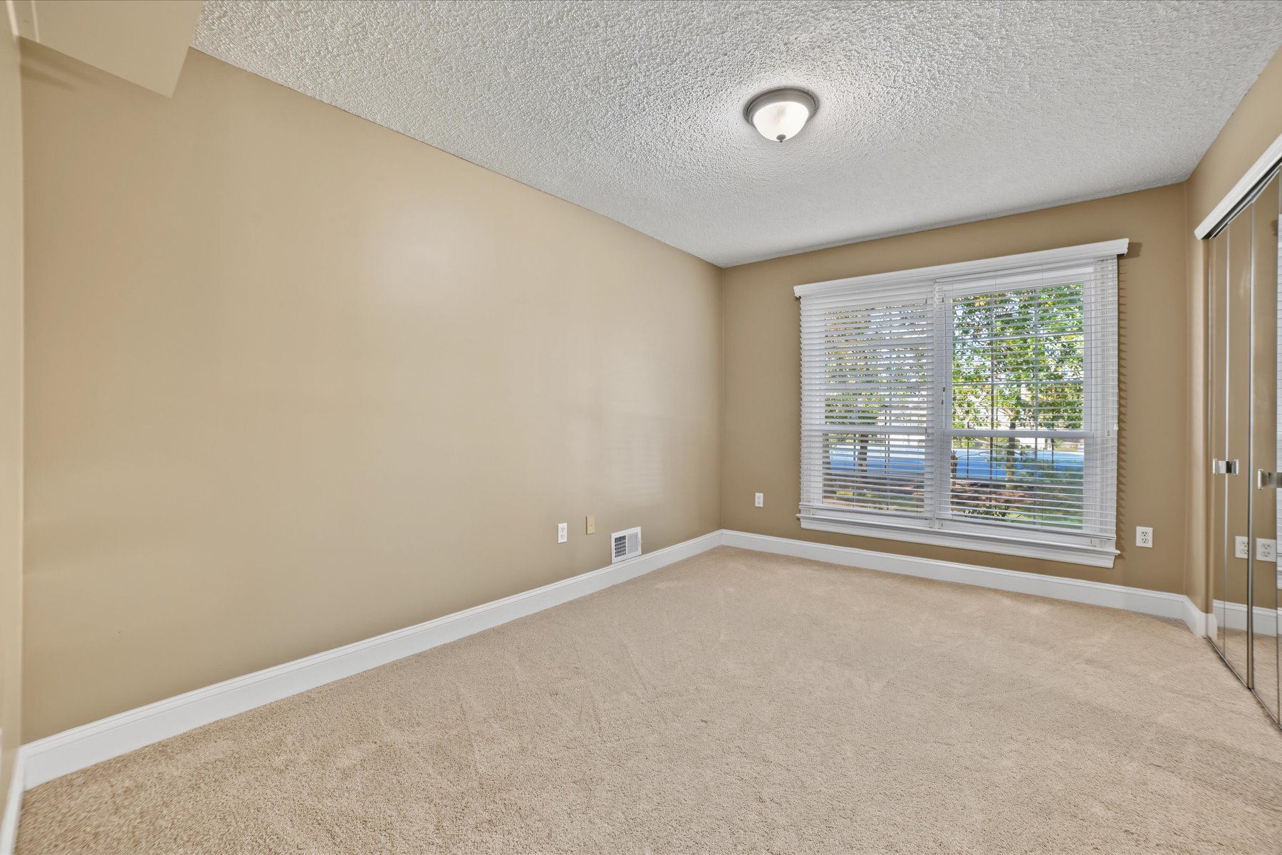  ?Beacon Hill? First Floor End Unit Condominum - 物件實景