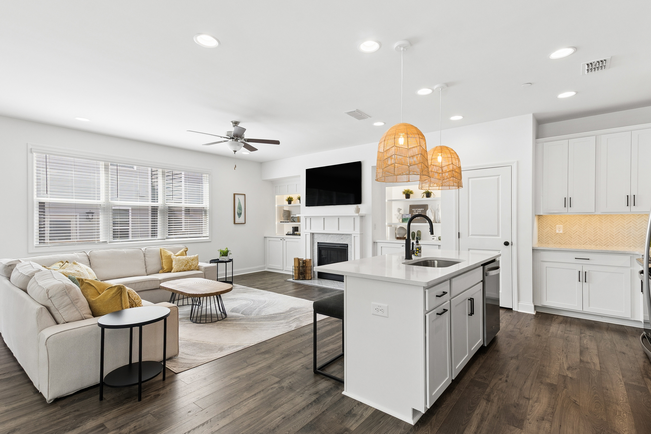  End-Unit, Craftsman Townhome with Custom Upgrades - 物件實景