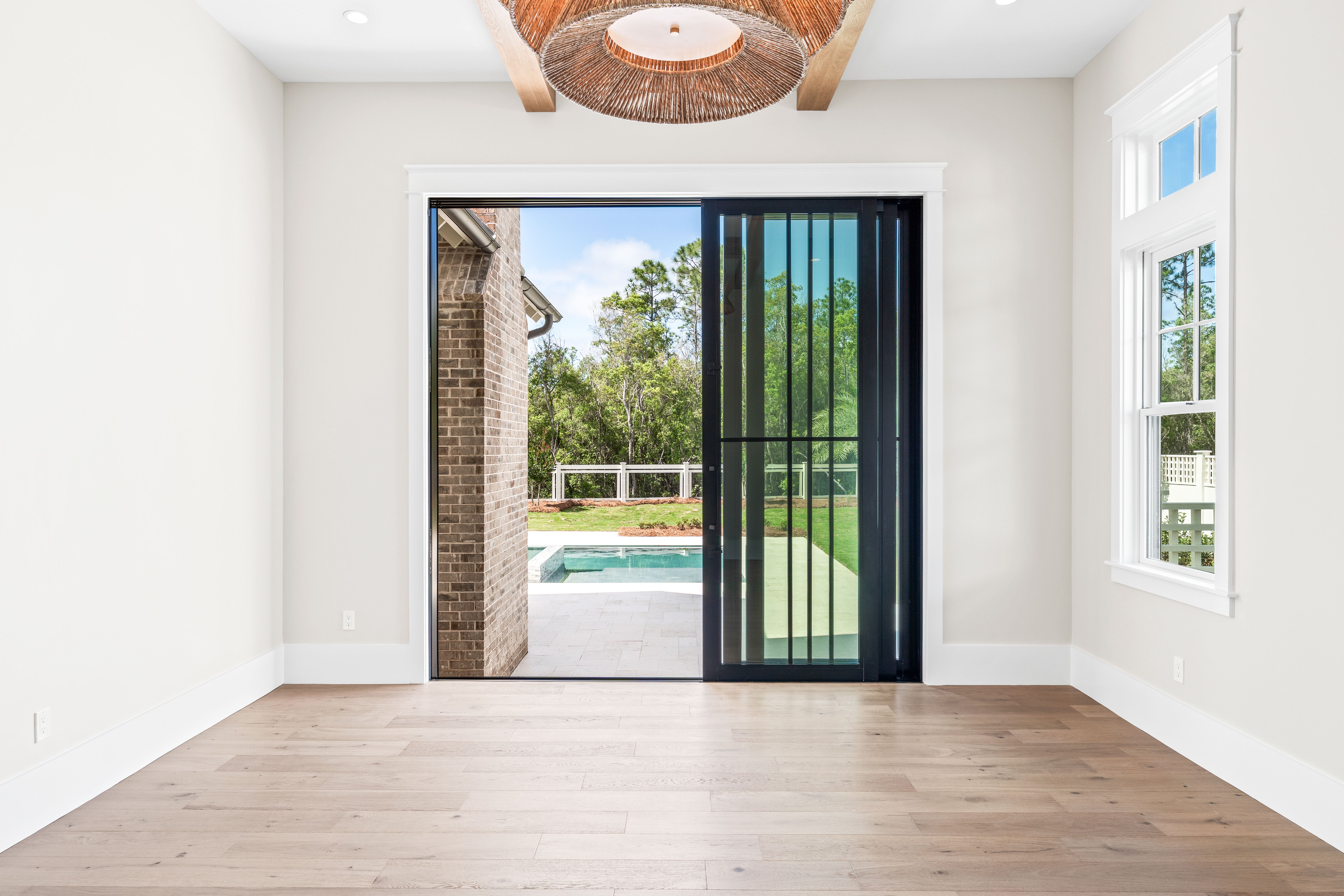  Backyard Oasis with 15x40 Pool, 7x16 Spa, Firepit and Spacious Porch - 物件實景