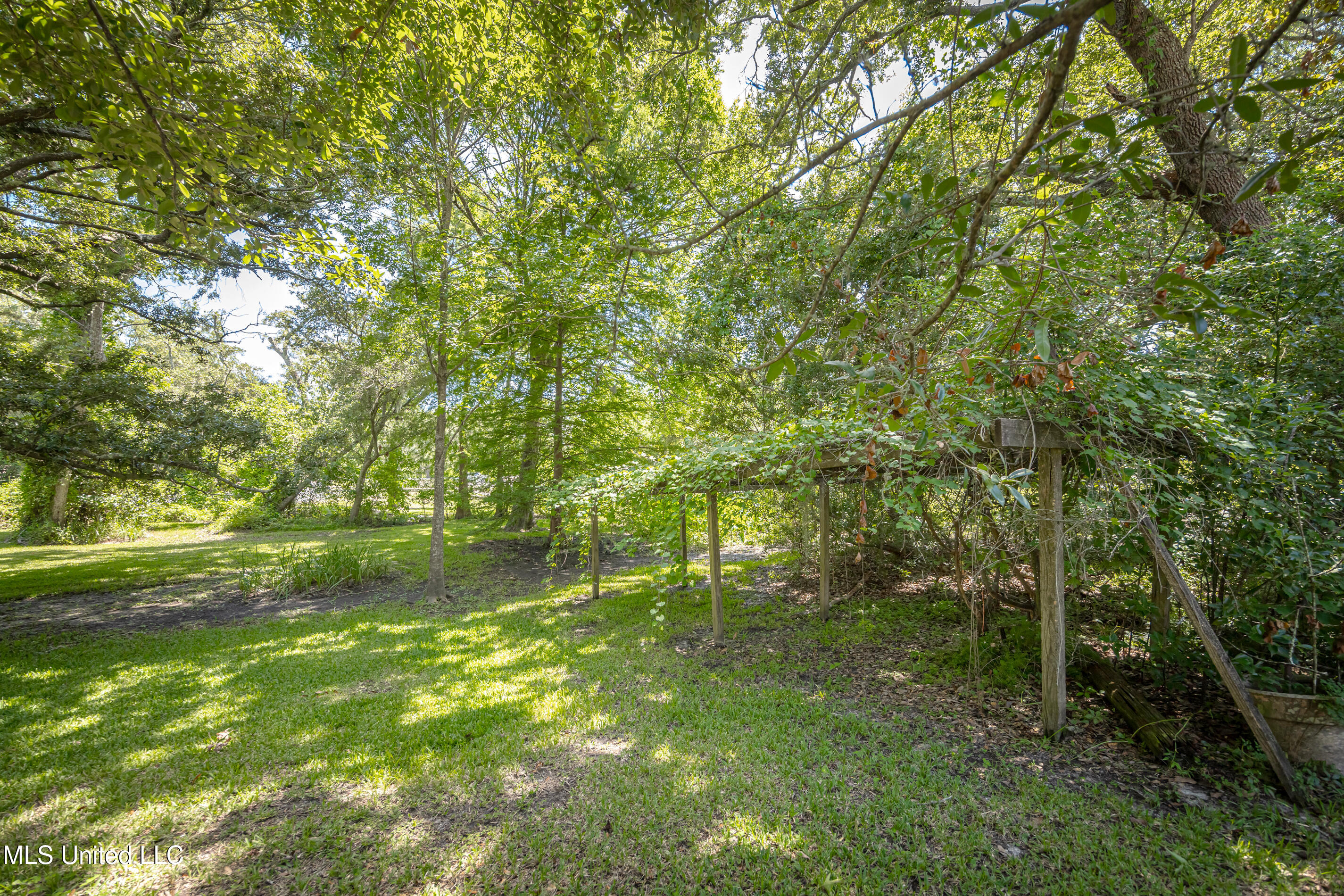 Ocean Springs, Mississippi, 39564, United States, 3 Bedrooms Bedrooms, ,3 BathroomsBathrooms,Residential,For Sale,1903607