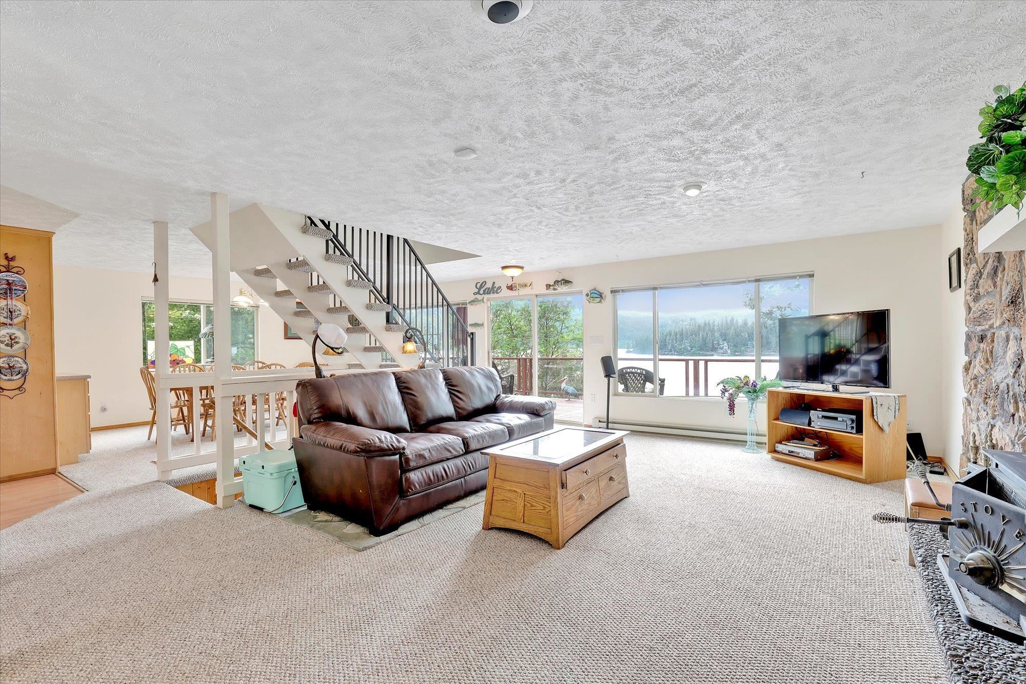 Newman Lake, Washington, 99025, United States, 4 Bedrooms Bedrooms, ,3 BathroomsBathrooms,Residential,For Sale,1929094