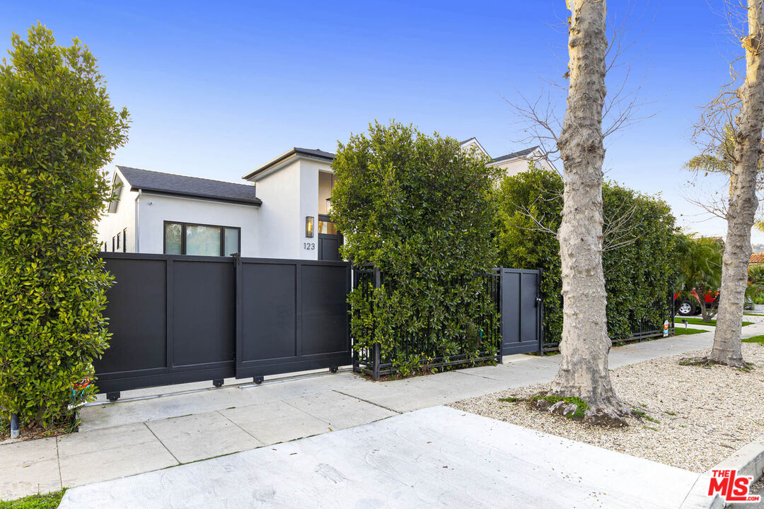 Los Angeles, California, 90048, United States, 4 Bedrooms Bedrooms, ,2 BathroomsBathrooms,Residential,For Sale,1862475