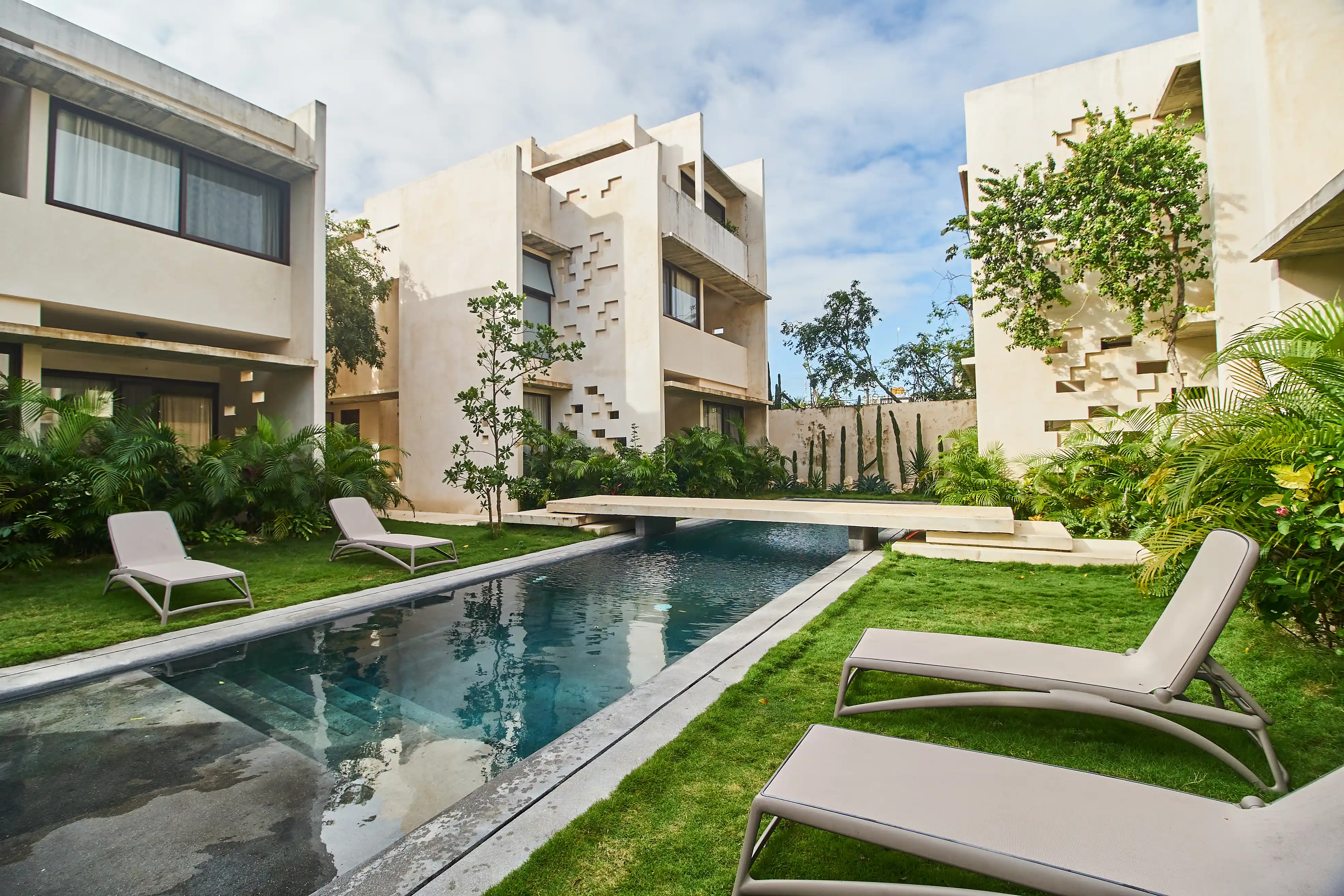  Turnkey Investment: 13-Unit Complex at Market Price - 物件實景