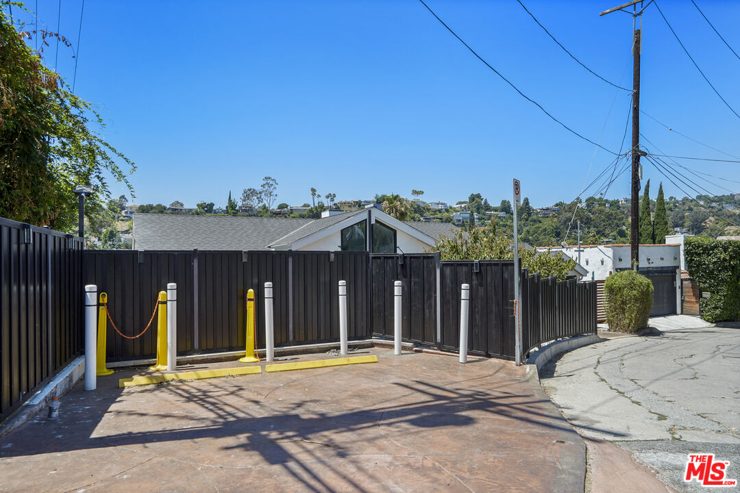Los Angeles, California, 90068, United States, 3 Bedrooms Bedrooms, ,2 BathroomsBathrooms,Residential,For Sale,1911201