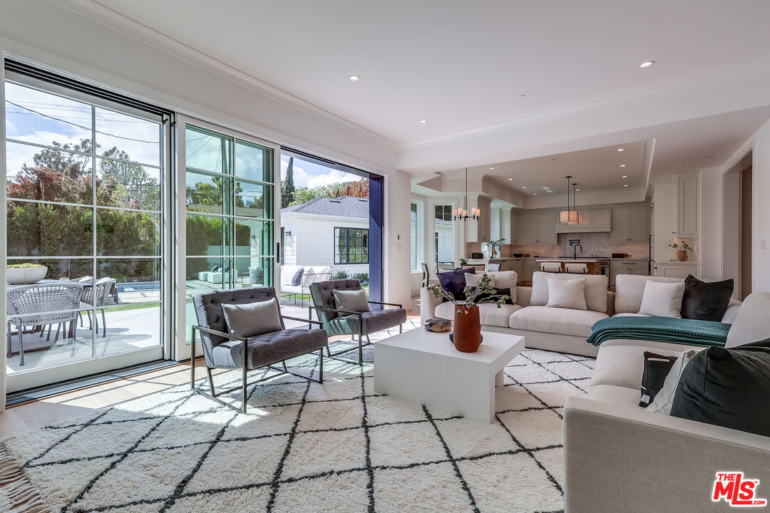 Los Angeles, California, 90049, United States, 7 Bedrooms Bedrooms, ,4 BathroomsBathrooms,Residential,For Sale,1912461