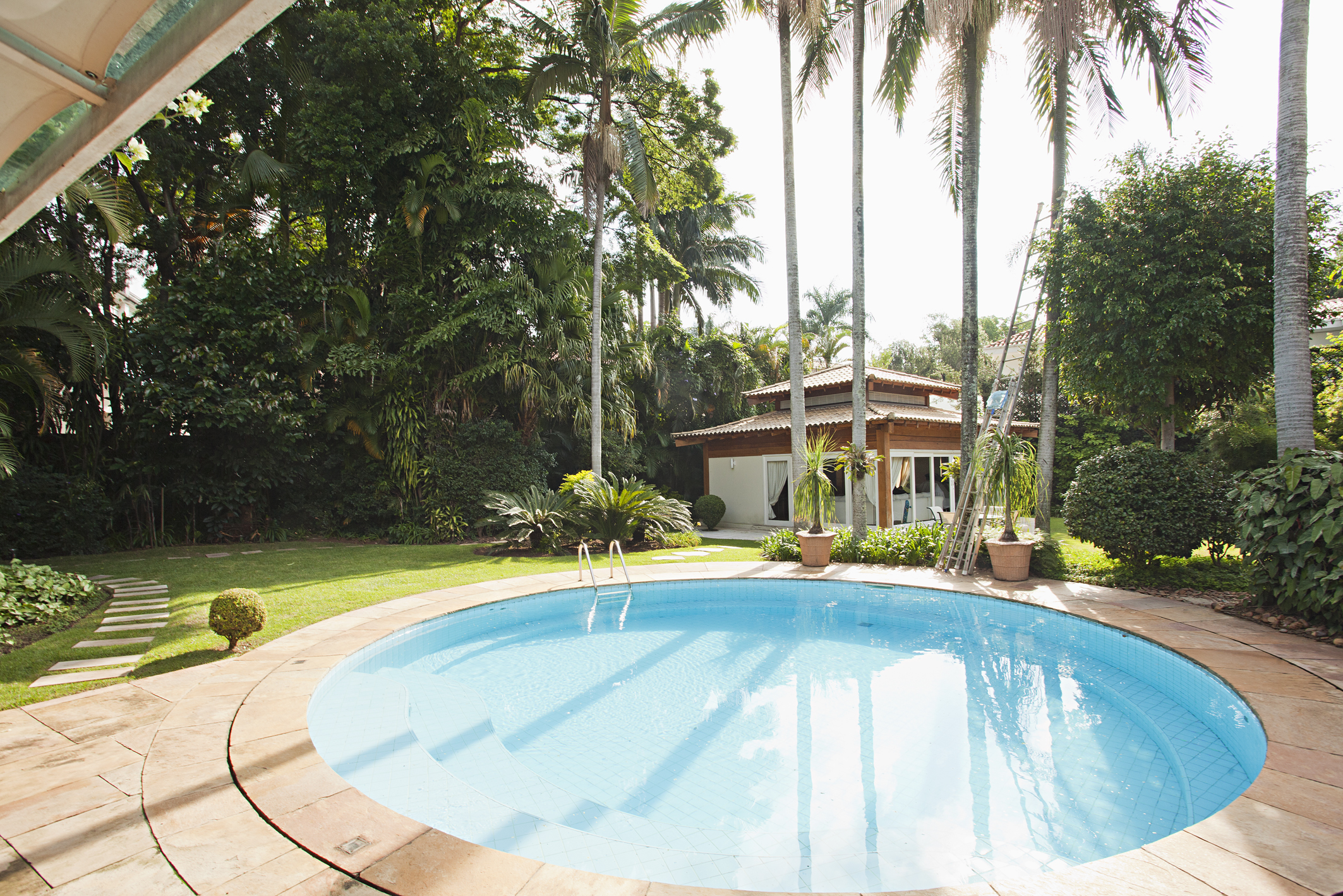  Architectural project by Marcos Tomanik with pool and garage for 16 cars - 物件實景