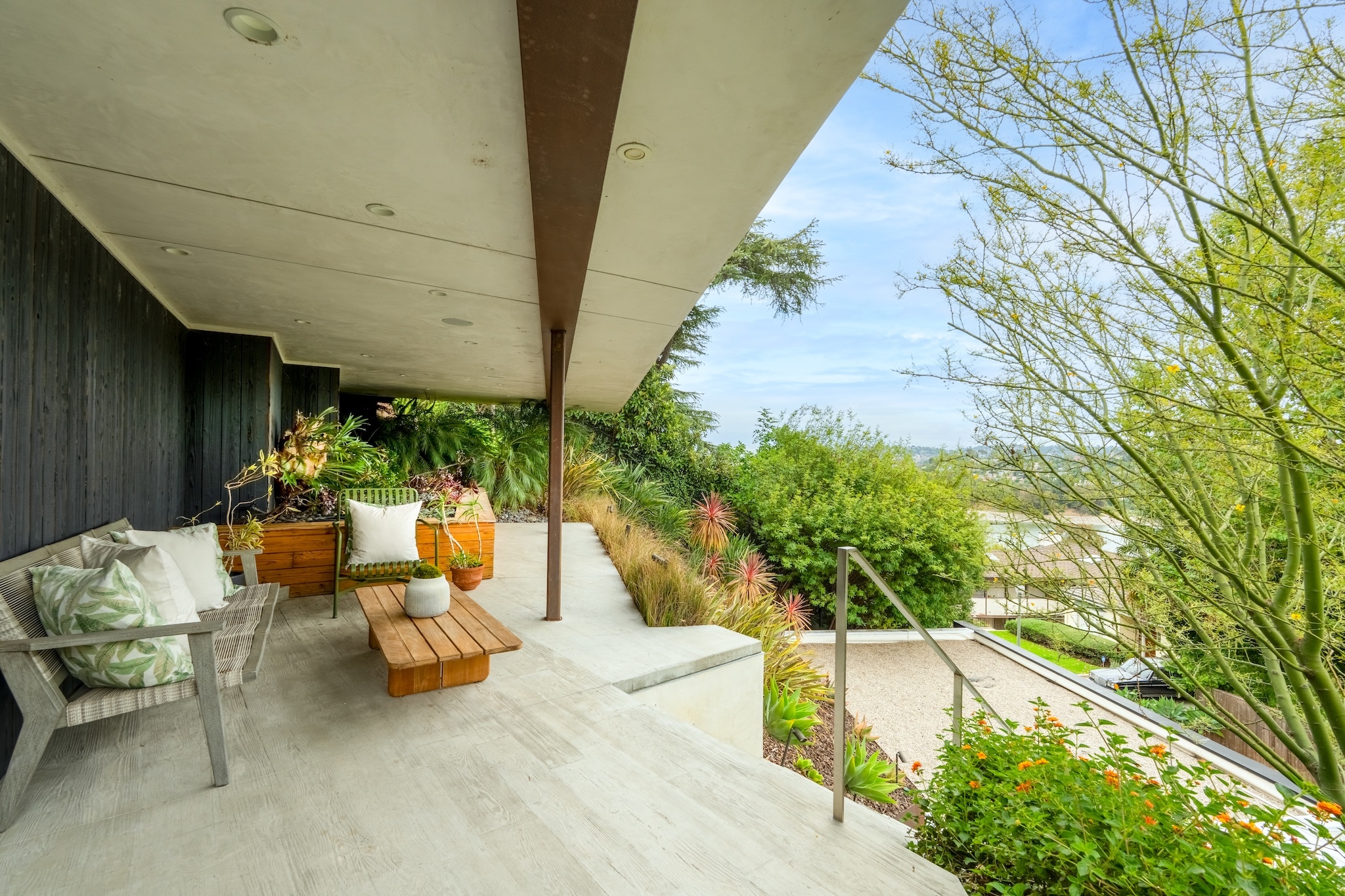  2129 Redcliff St - 物件實景