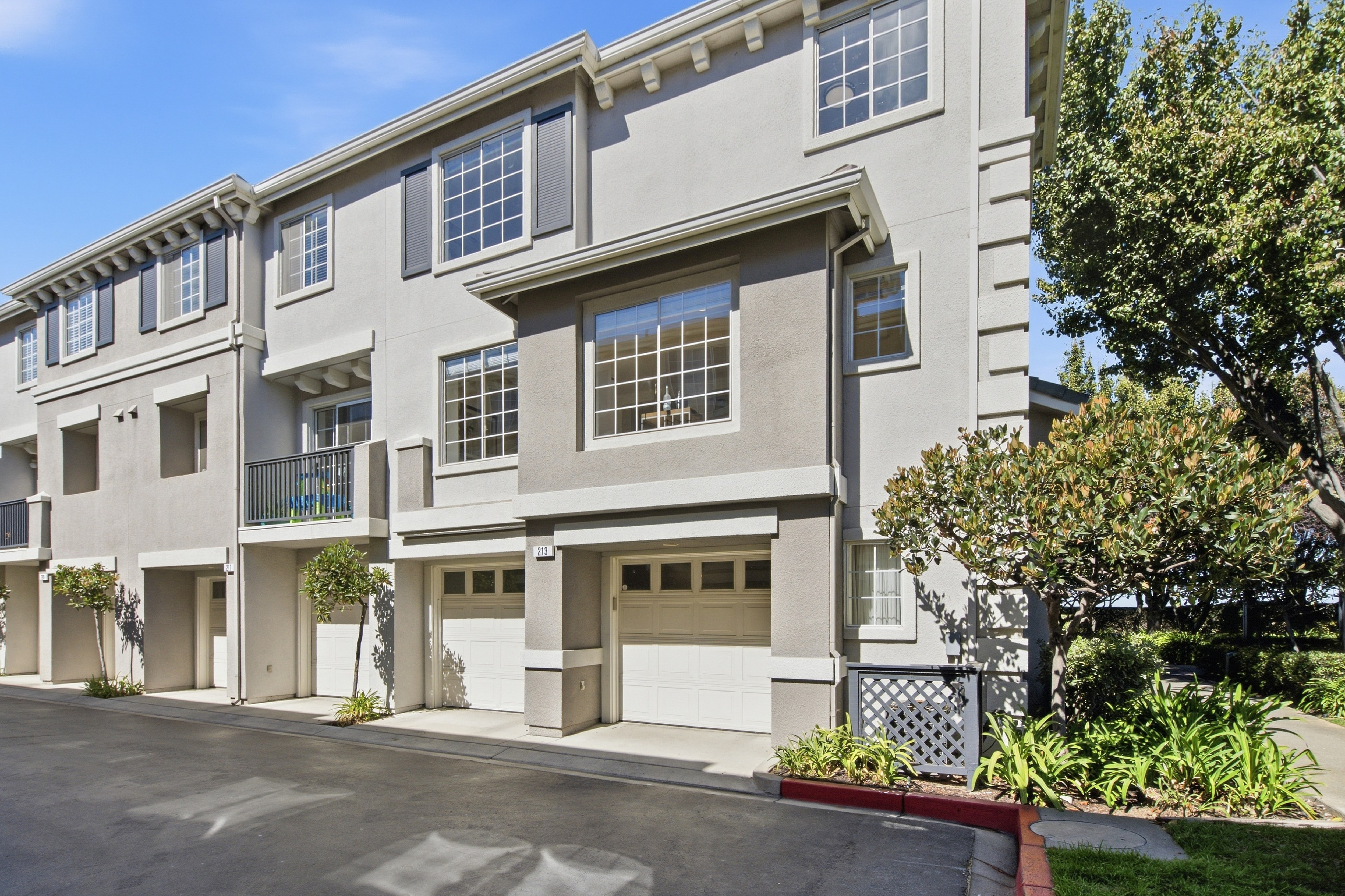  Beautifully Updated End-Unit with Reserve Views - 物件實景