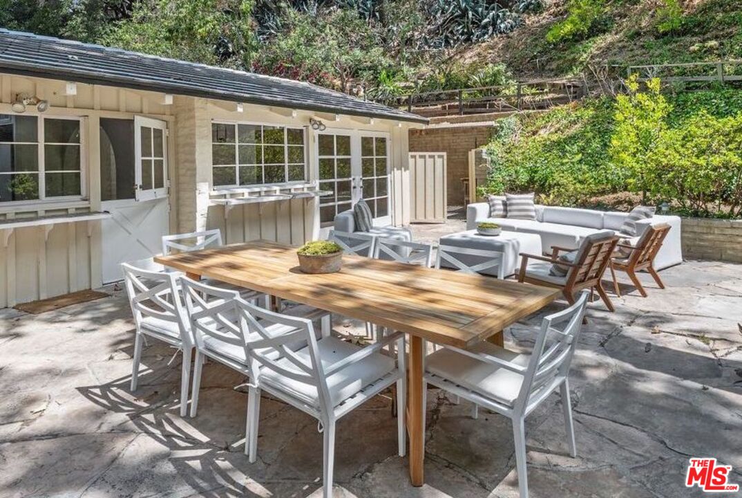Los Angeles, California, 90049, United States, 4 Bedrooms Bedrooms, ,4 BathroomsBathrooms,Residential,For Sale,1901506