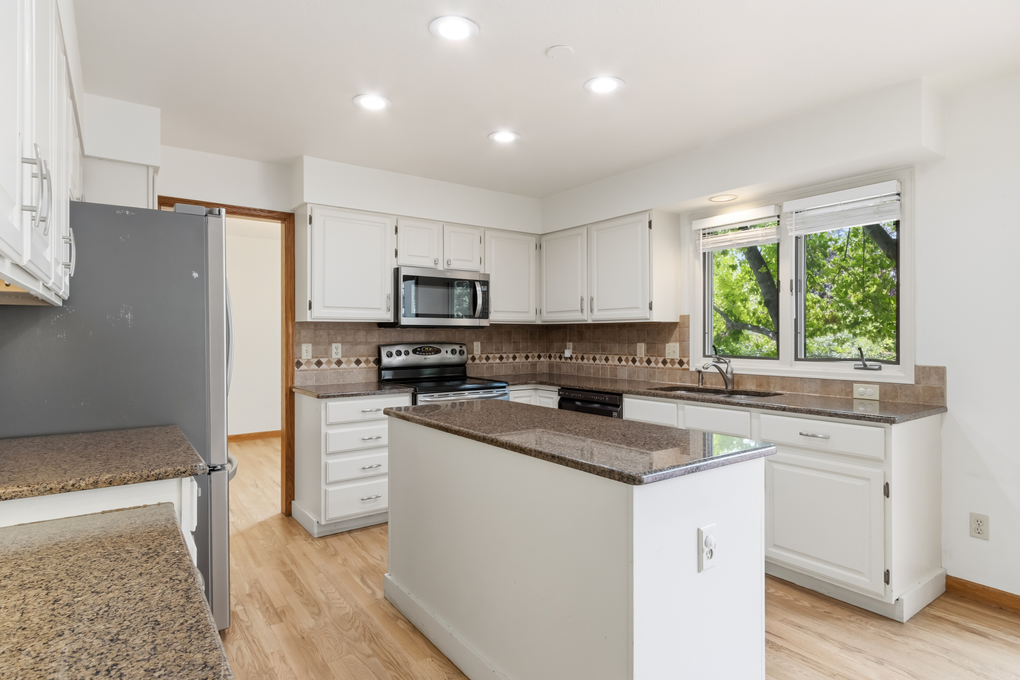  Beautifully Maintained Home in the Tree-Lined Oakridge Neighborhood - 物件實景