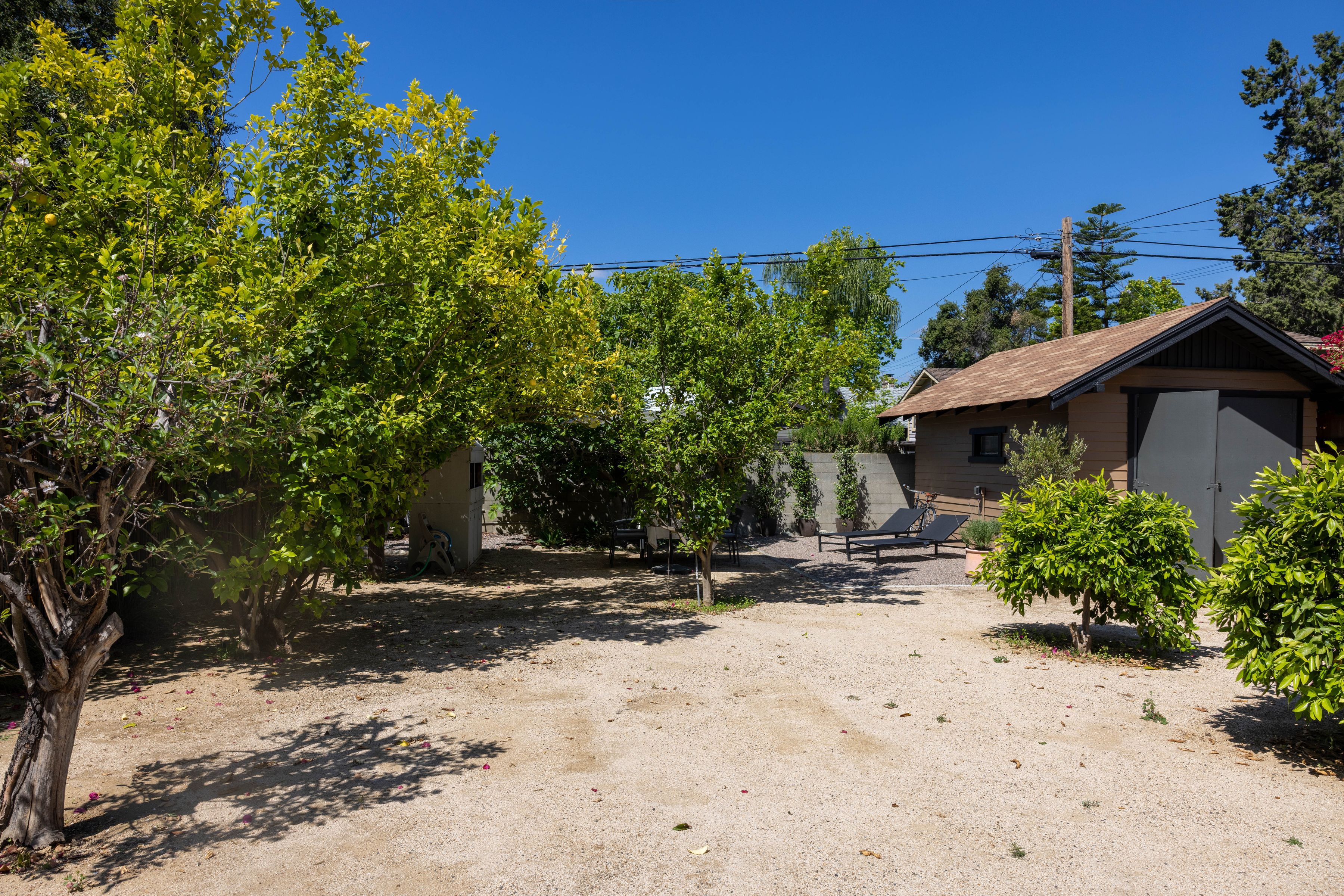  889 North Chester Avenue - 物件實景