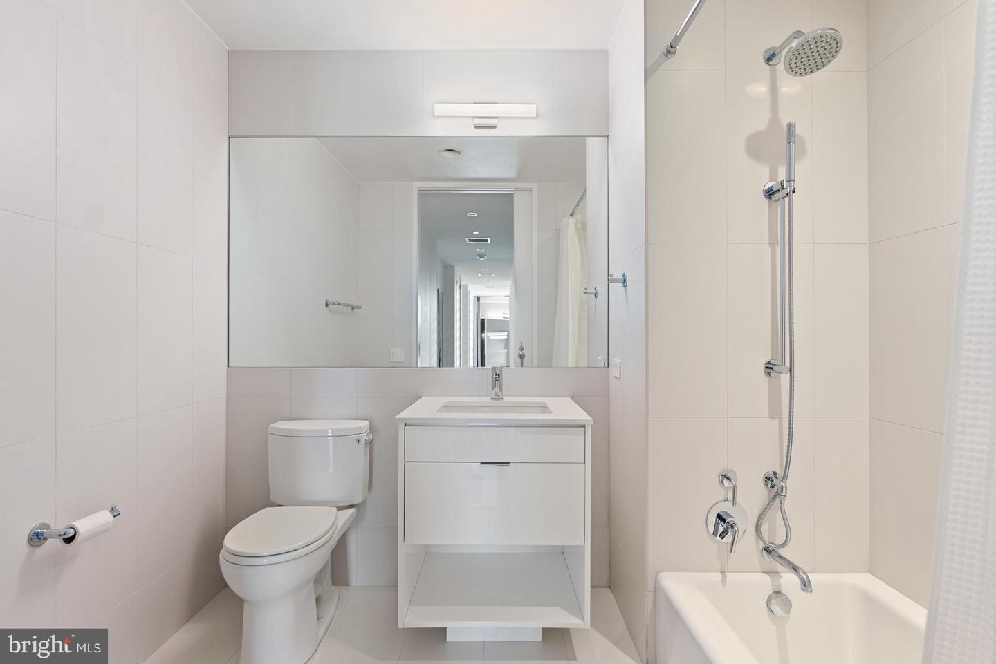 Washington, District of Columbia, 20037, United States, 3 Bedrooms Bedrooms, ,3 BathroomsBathrooms,Residential,For Sale,1961771