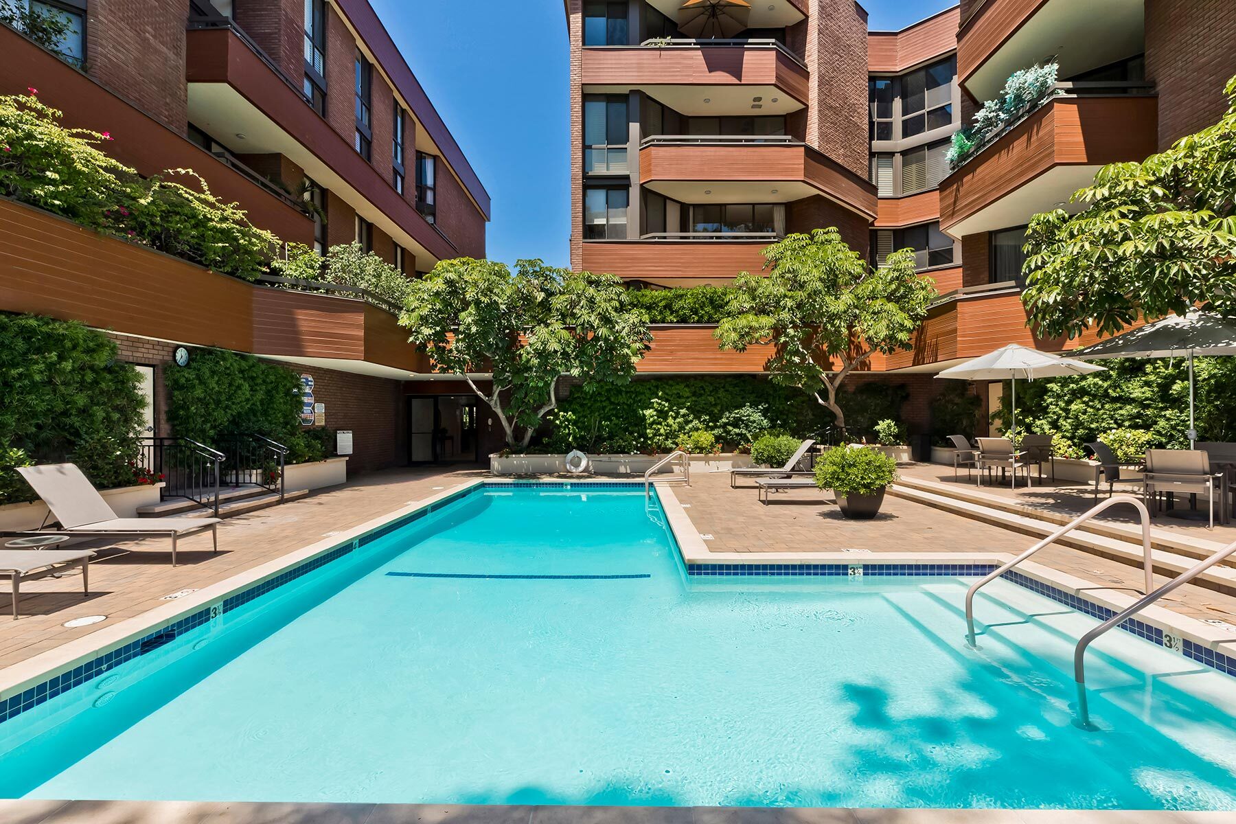  300 North Swall Drive - 物件實景