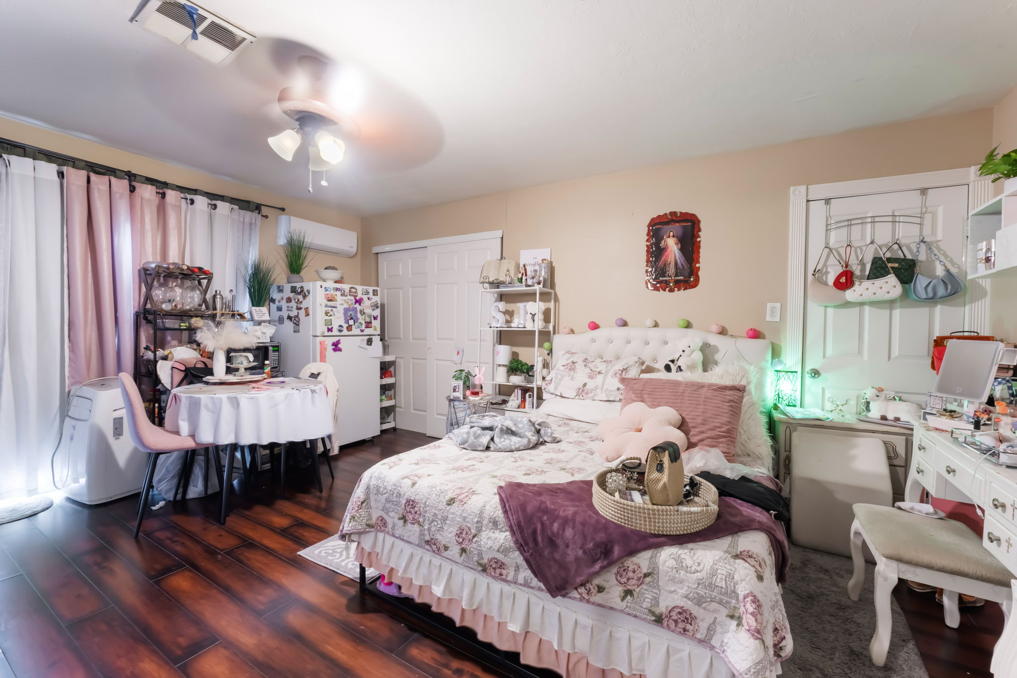 Las Vegas, Nevada, 89104, United States, 4 Bedrooms Bedrooms, ,2 BathroomsBathrooms,Residential,For Sale,1924151