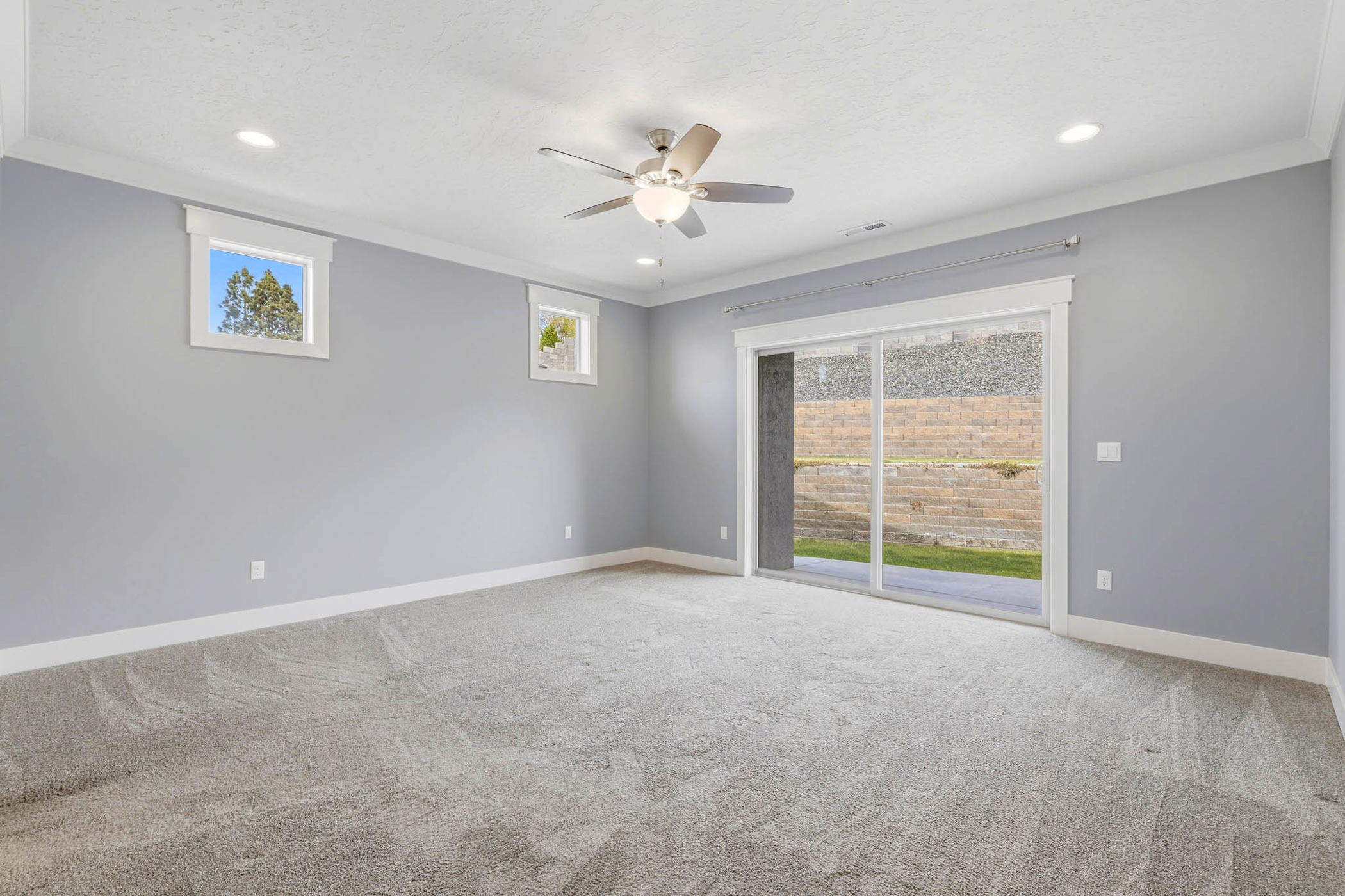  4 car garage in cul-de-sac Upgrades, single level - 物件實景