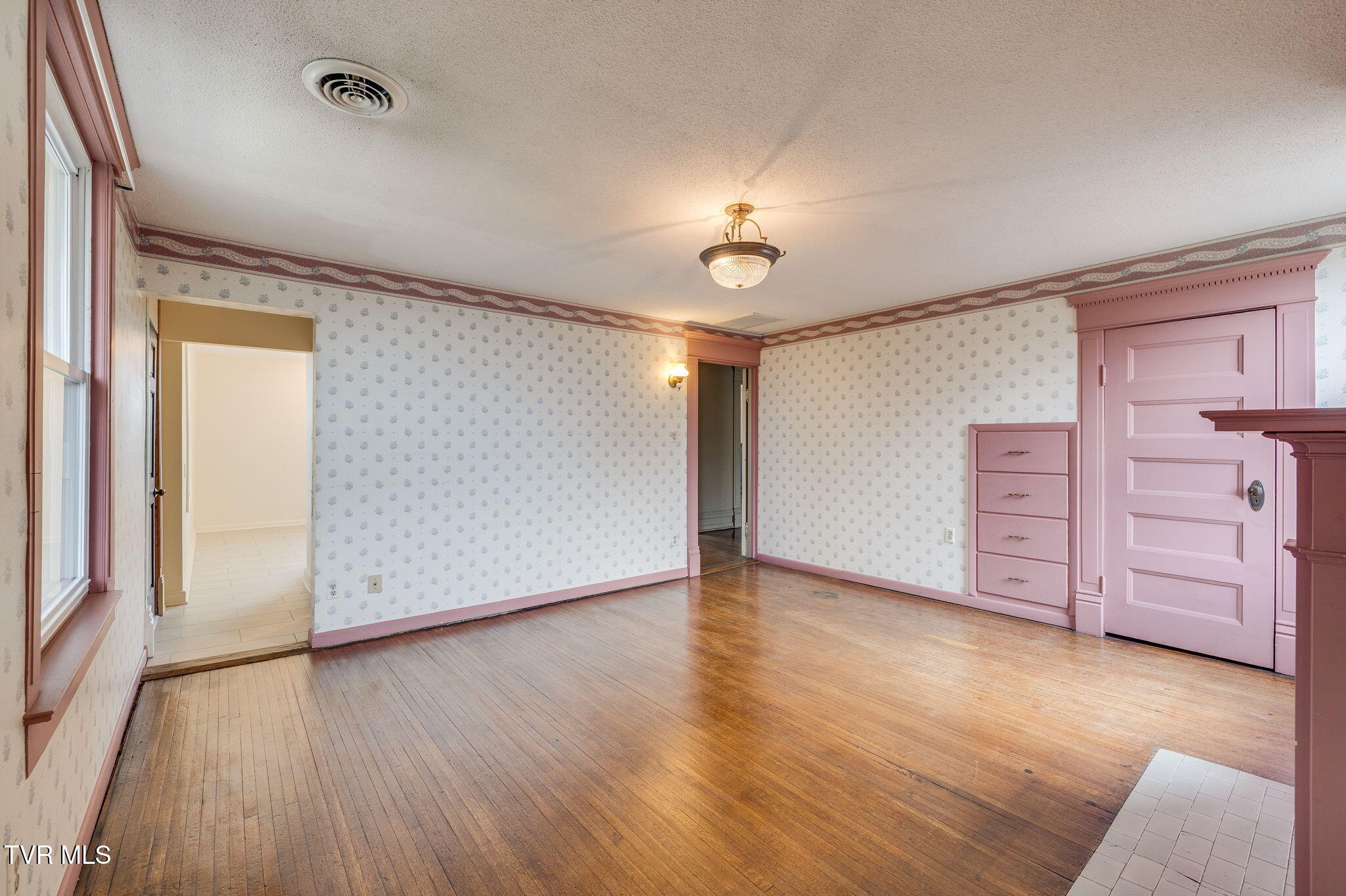 Bristol, Tennessee, 37620, United States, 4 Bedrooms Bedrooms, ,5 BathroomsBathrooms,Residential,For Sale,2005262