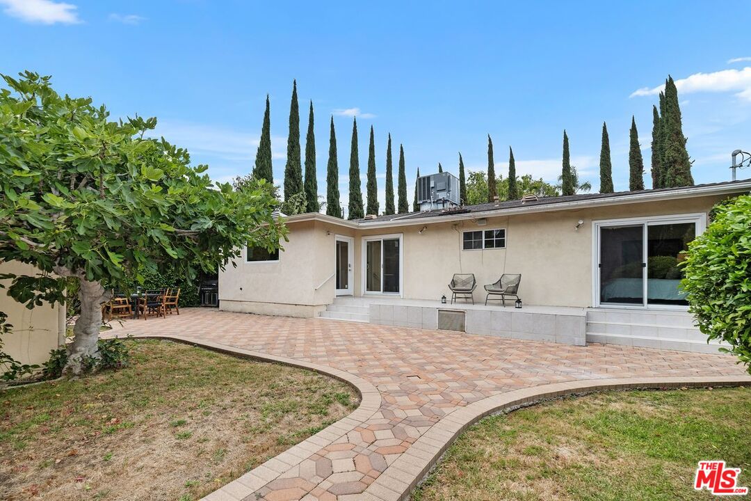 Los Angeles, California, 90048, United States, 4 Bedrooms Bedrooms, ,4 BathroomsBathrooms,Residential,For Sale,1912253