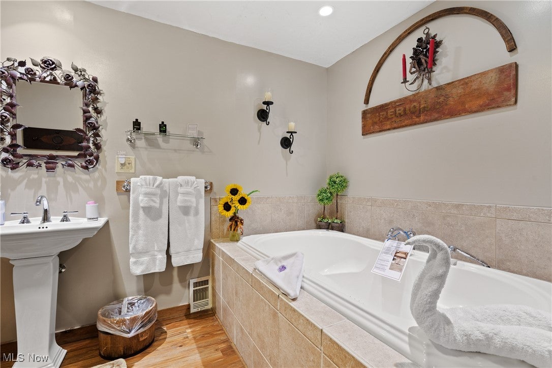 Cleveland, Ohio, 44113, United States, 3 Bedrooms Bedrooms, ,4 BathroomsBathrooms,Residential,For Sale,1984065