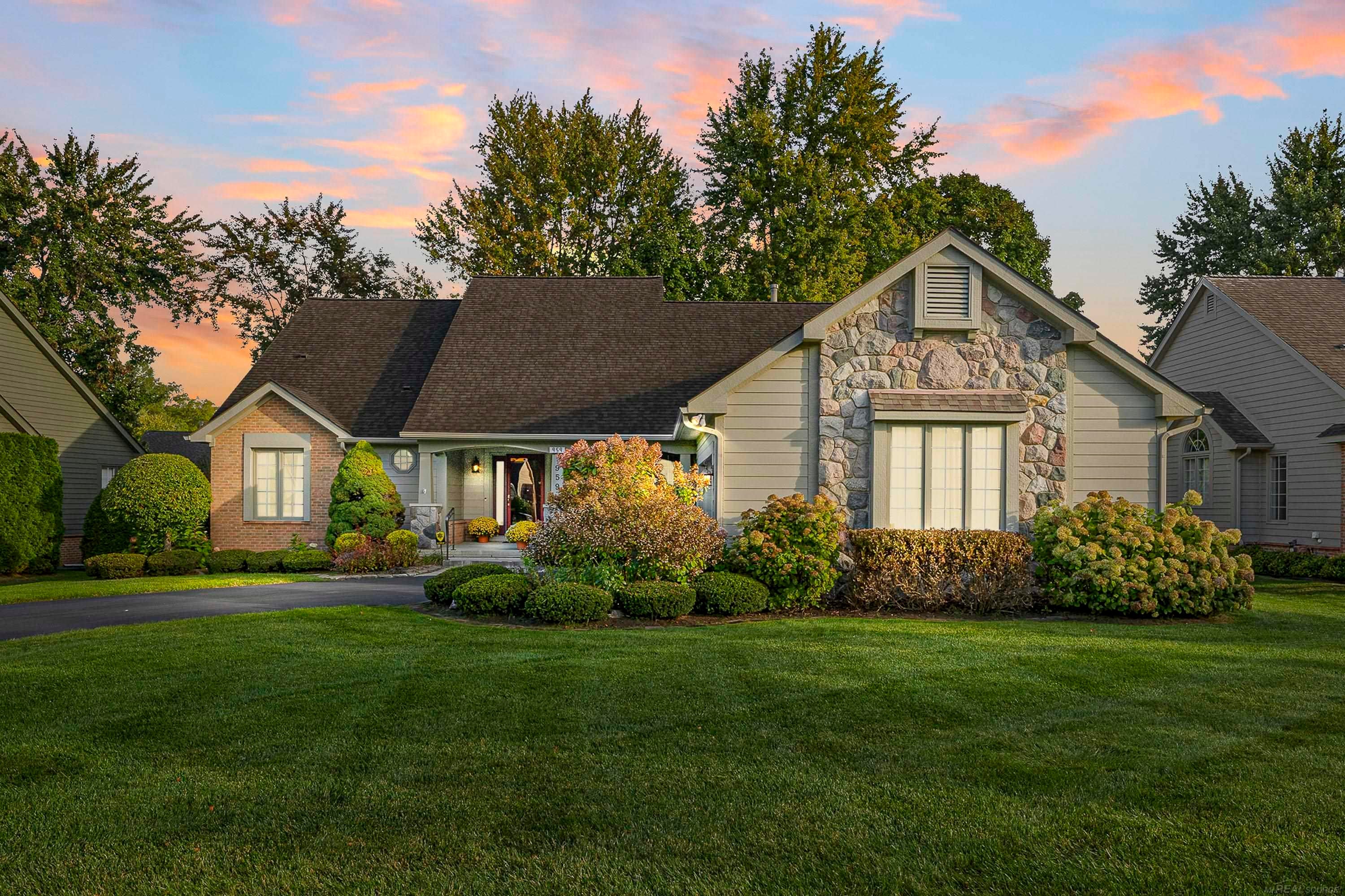 Rochester Hills, Michigan, 48307, United States, 2 Bedrooms Bedrooms, ,4 BathroomsBathrooms,Residential,For Sale,1980077